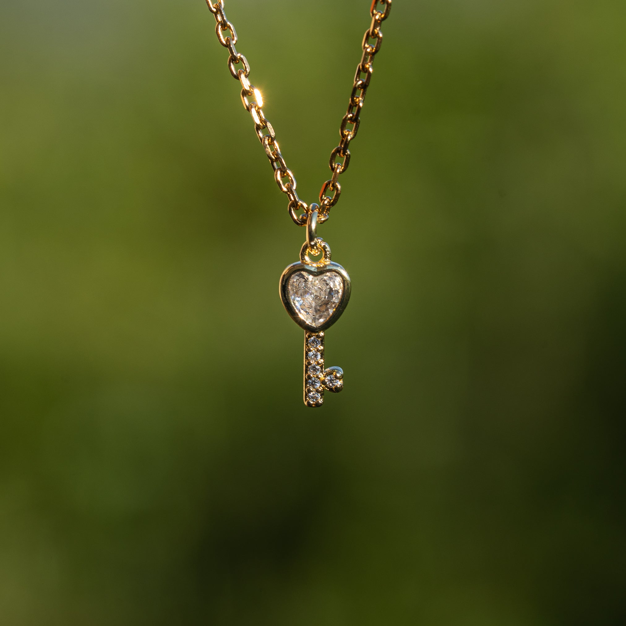 Breloques clef/coeur en laiton plaqué or 18k et zirconium de 15 mm ( à l&