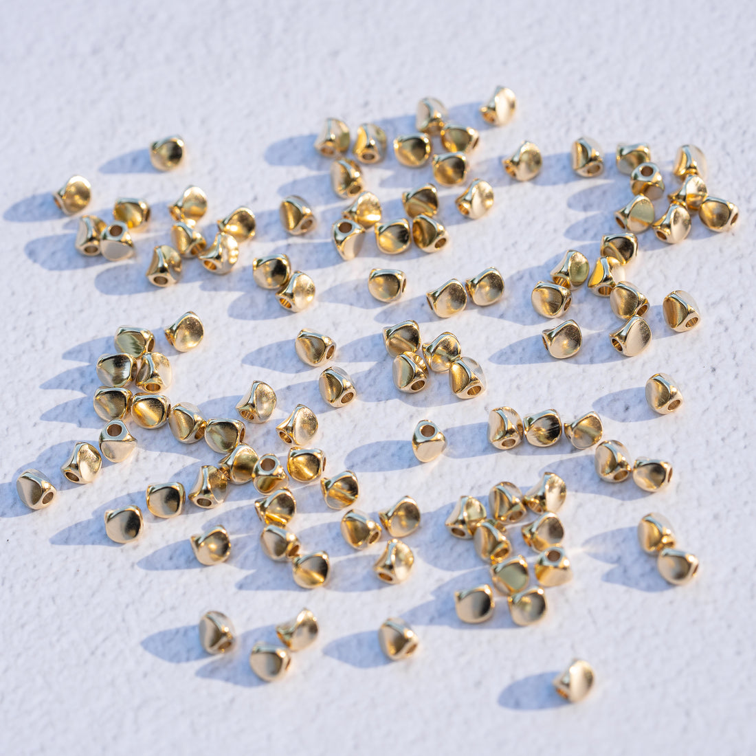 Perles &quot; twistées &quot; en laiton plaqué or 24k de 4,5 mm ( lot de 4 )