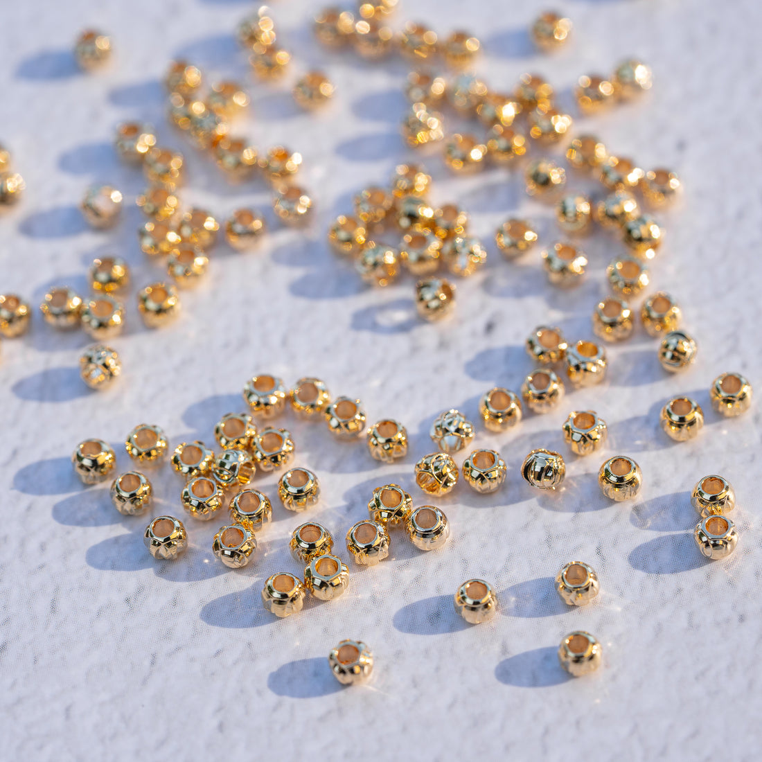 Perles rondelles texturées en laiton plaqué or 18k de 3 x 2,5 mm ( lot de 10 )