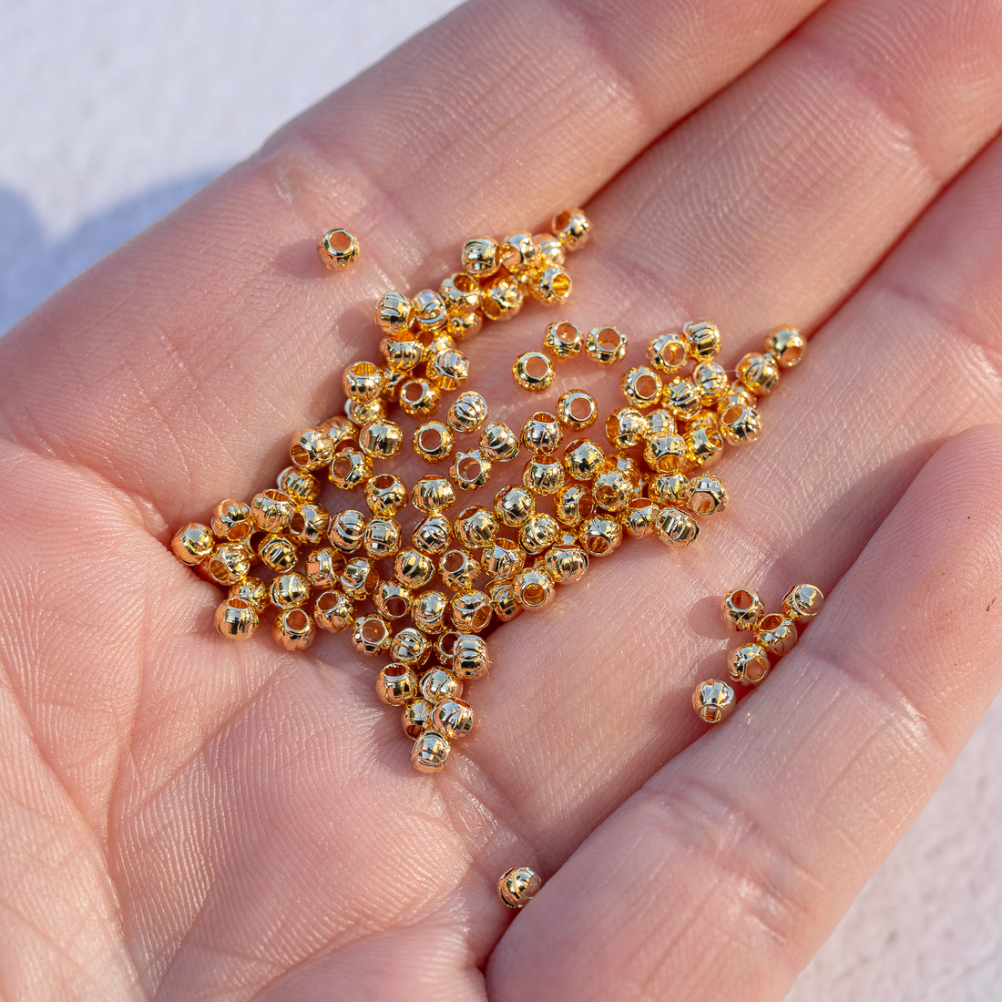 Perles rondelles texturées en laiton plaqué or 18k de 3 x 2,5 mm ( lot de 10 )