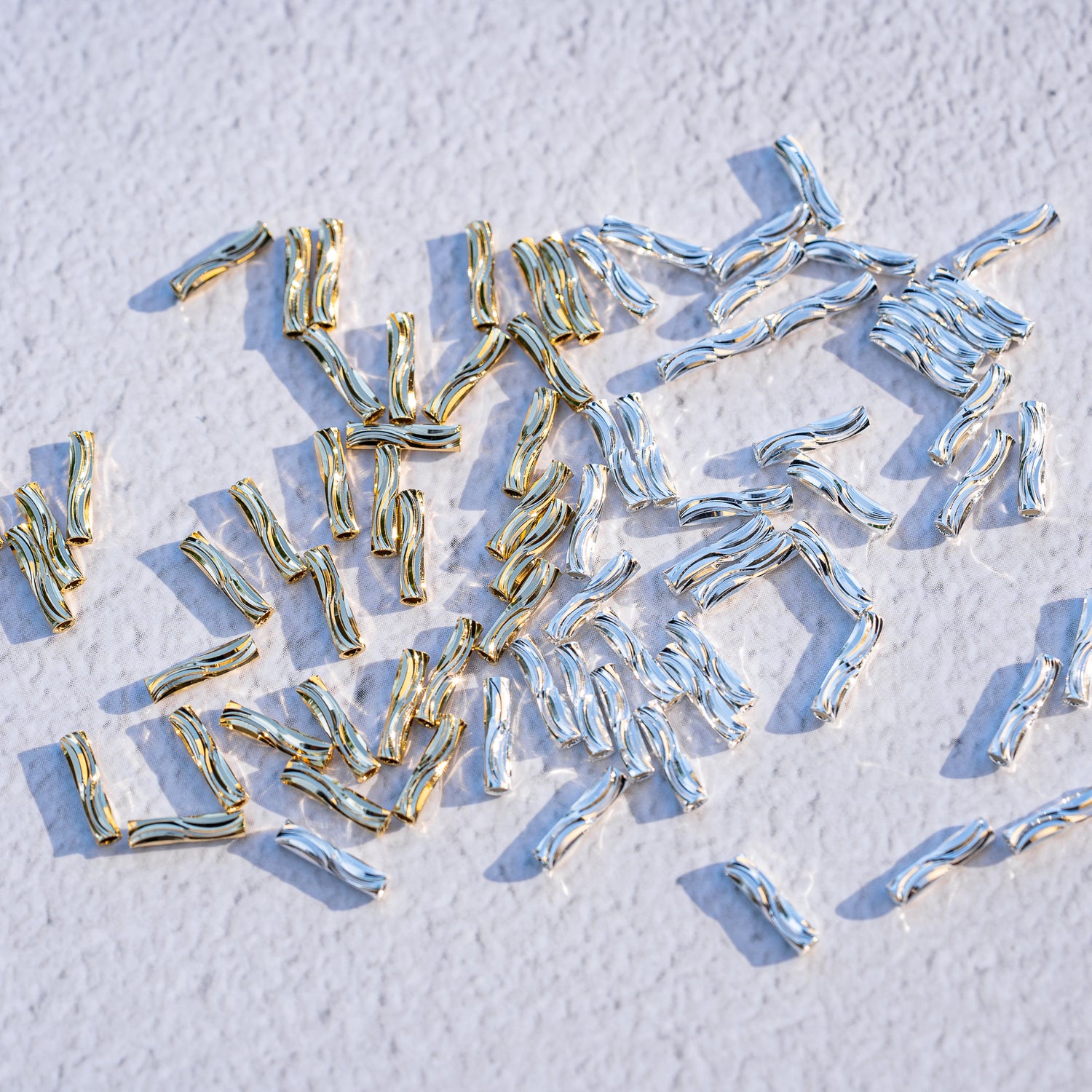 Perles tubes striées en laiton plaqué or 24k ou argent 925 de 8 x 2 mm ( lot de 6 )