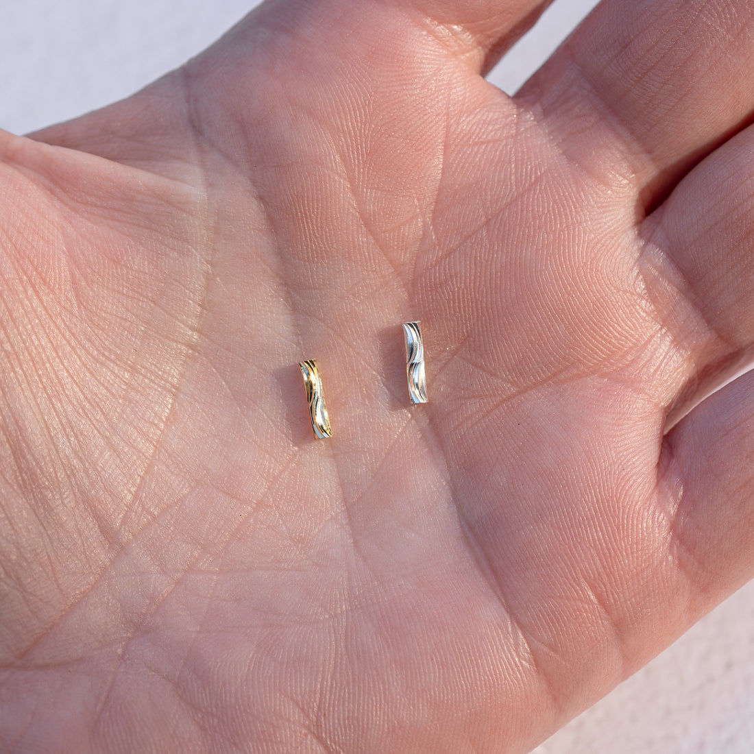 Perles tubes striées en laiton plaqué or 24k ou argent 925 de 8 x 2 mm ( lot de 6 )