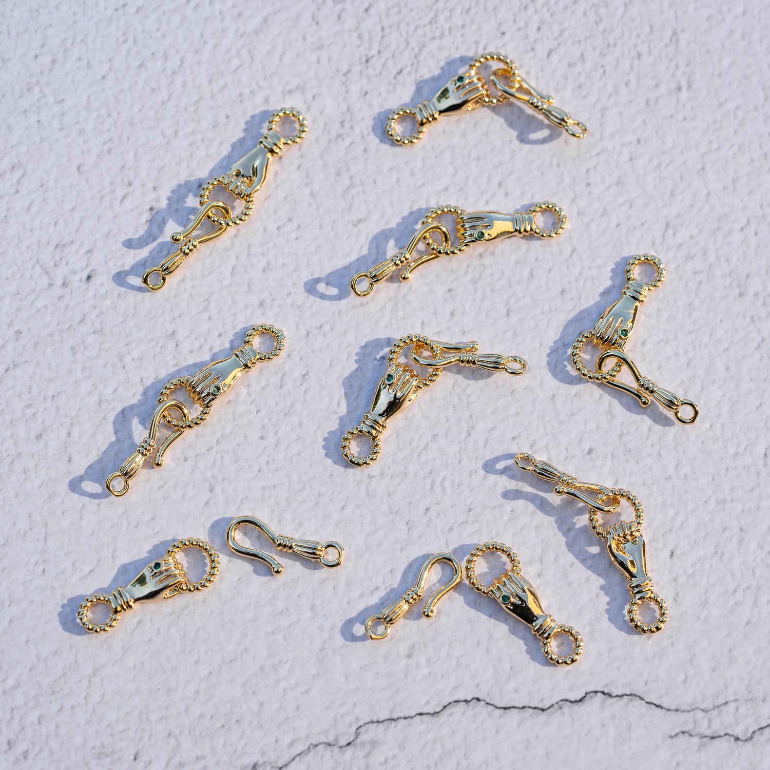 Fermoirs crochets main en laiton plaqué or 18k et zirconium de 34 mm ( à l&