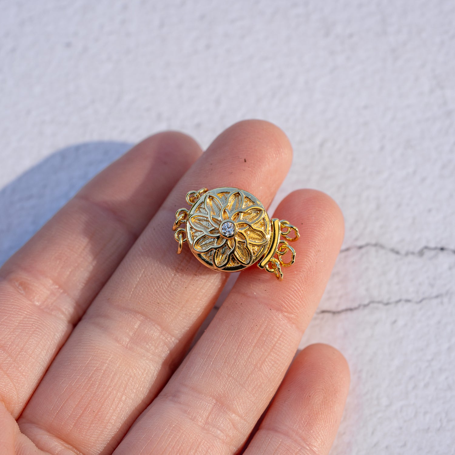 Fermoirs fleur 3 brins en laiton plaqué or 18k et zirconium de 21 mm ( à l&