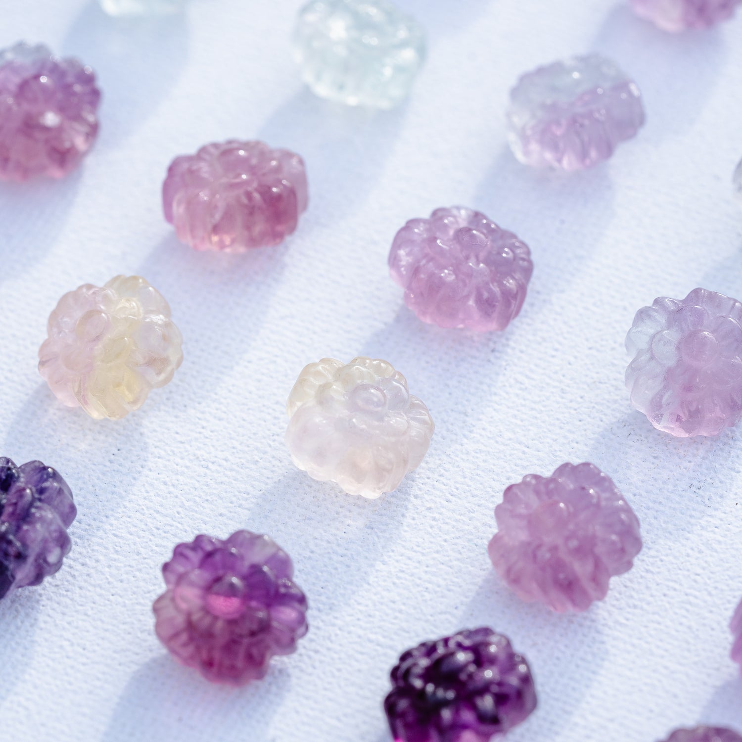 Perles sculptées fleur en Fluorite multicolore au choix de env 13/14 mm ( à l&