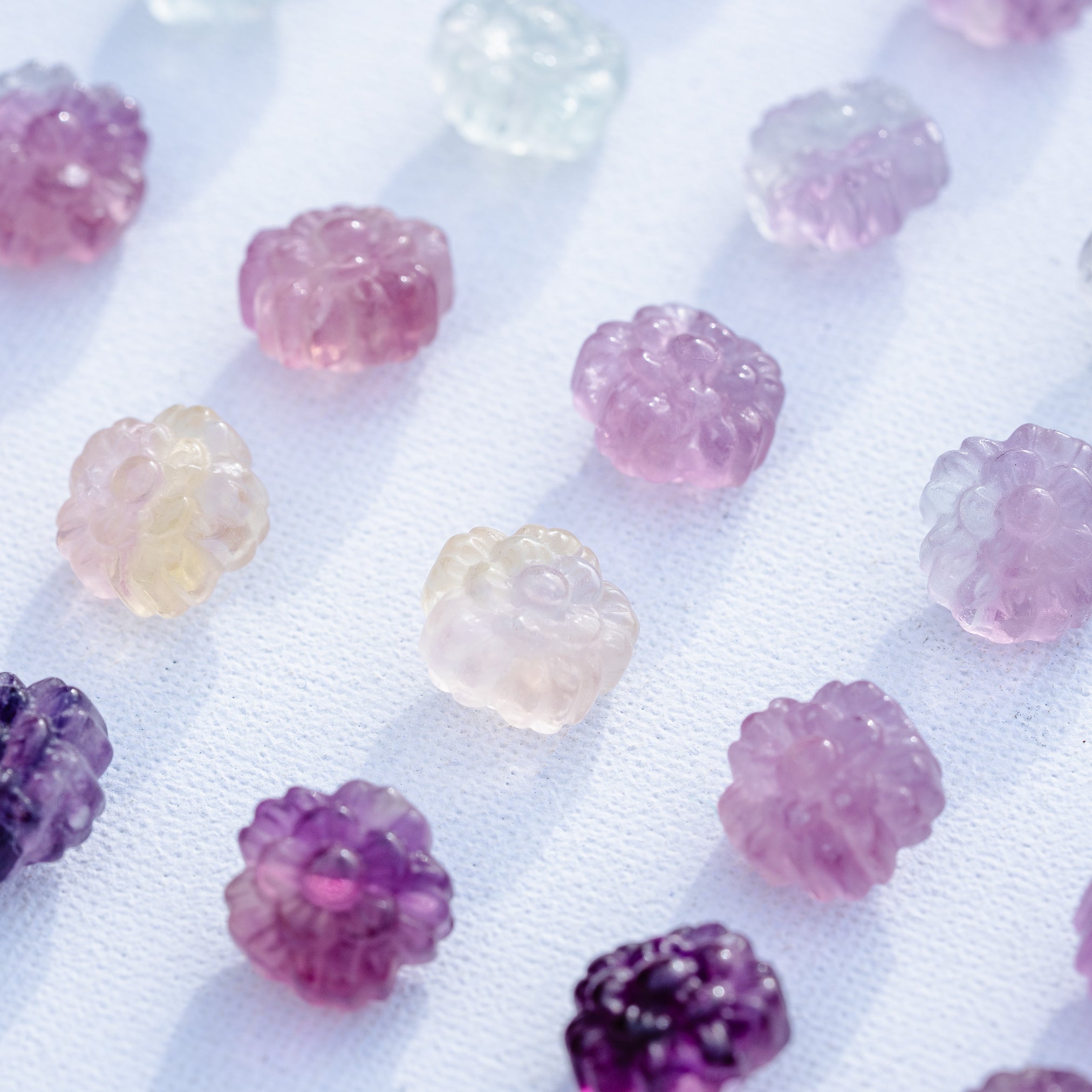 Perles sculptées fleur en Fluorite multicolore au choix de env 13/14 mm ( à l&
