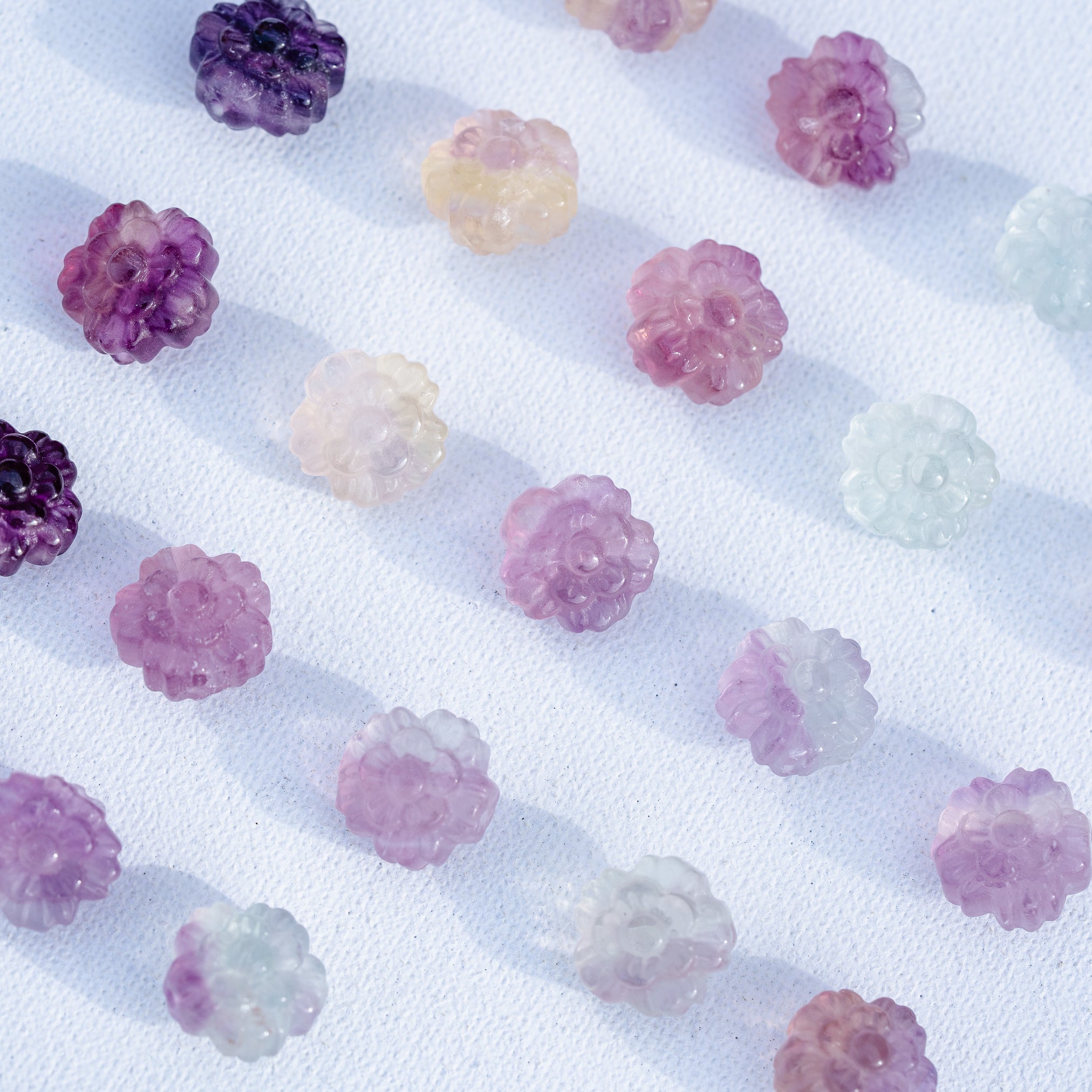 Perles sculptées fleur en Fluorite multicolore au choix de env 13/14 mm ( à l&