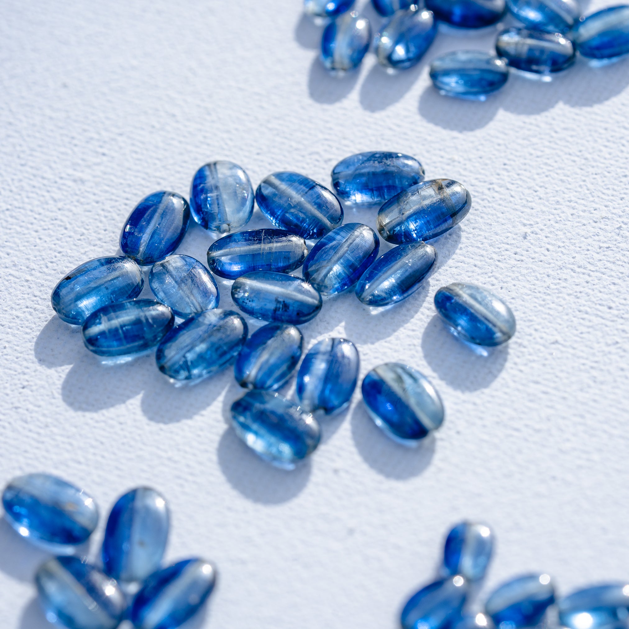 Perles ovales lisses de Cyanite bleue de env 7,5 à 12 mm ( à l&