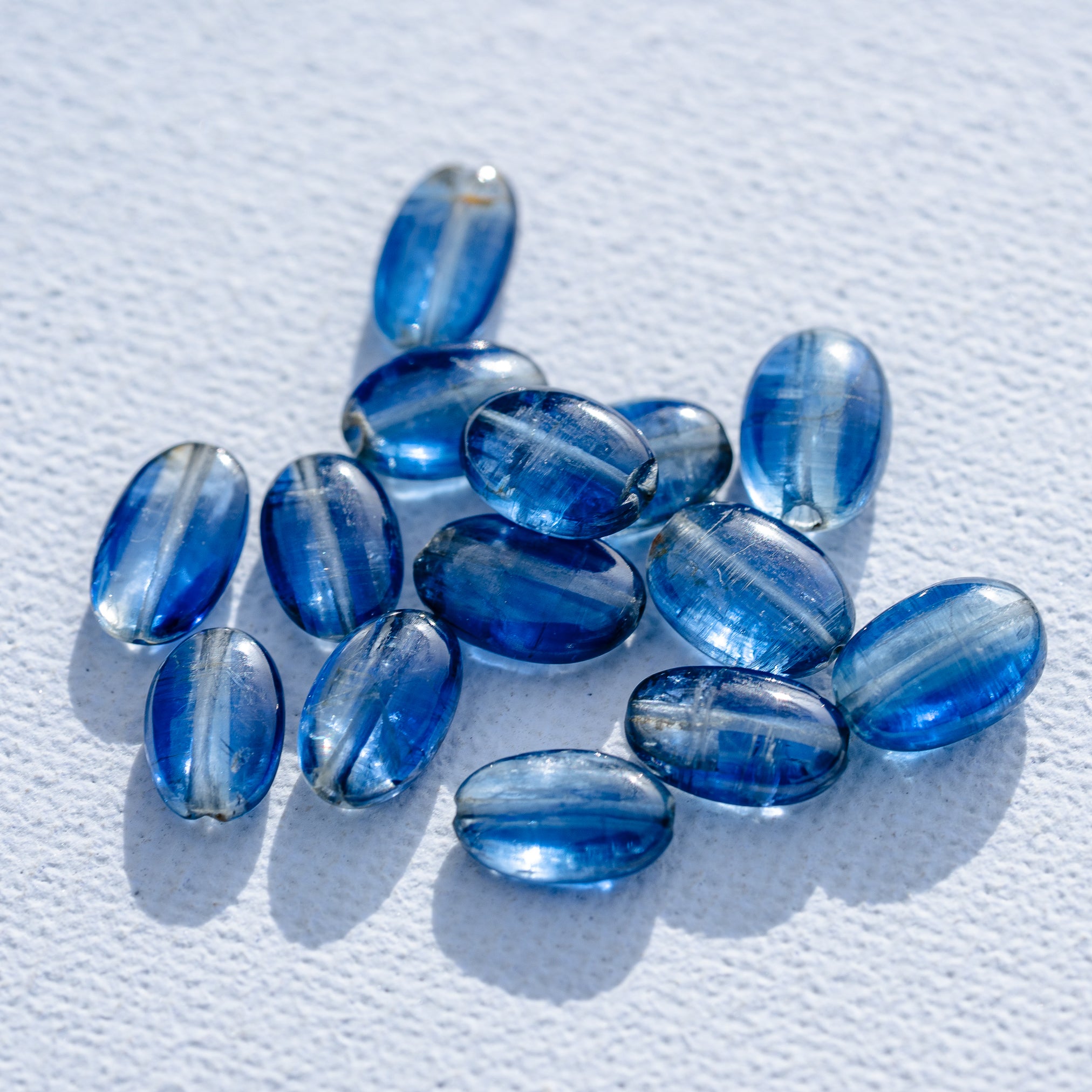 Perles ovales lisses de Cyanite bleue de env 7,5 à 12 mm ( à l&