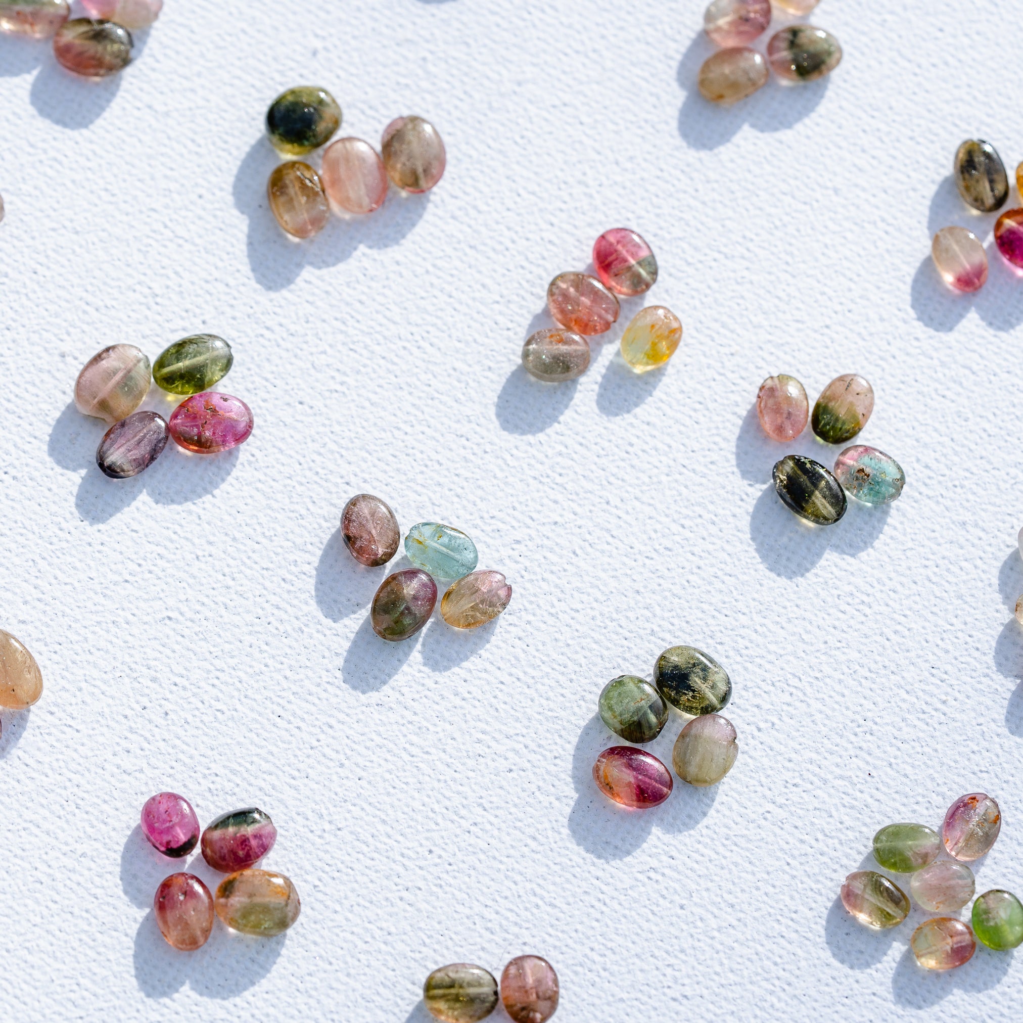 Perles ovales lisses de Tourmaline multicolore  🌈 de 5 à 10 mm ( en petits lots de 2/4/6 perles )