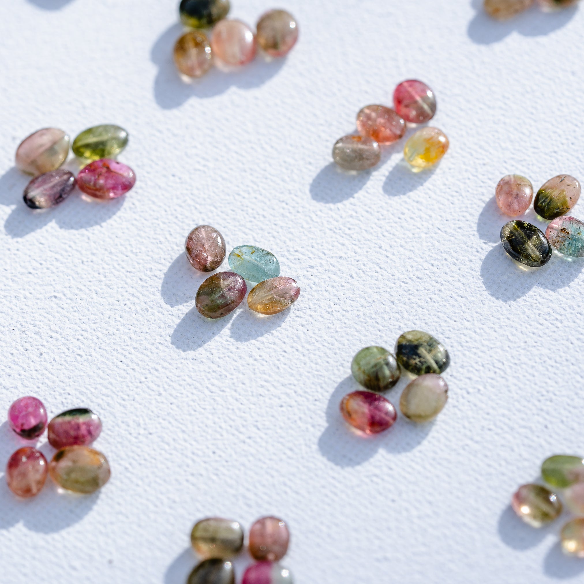 Perles ovales lisses de Tourmaline multicolore  🌈 de 5 à 10 mm ( en petits lots de 2/4/6 perles )