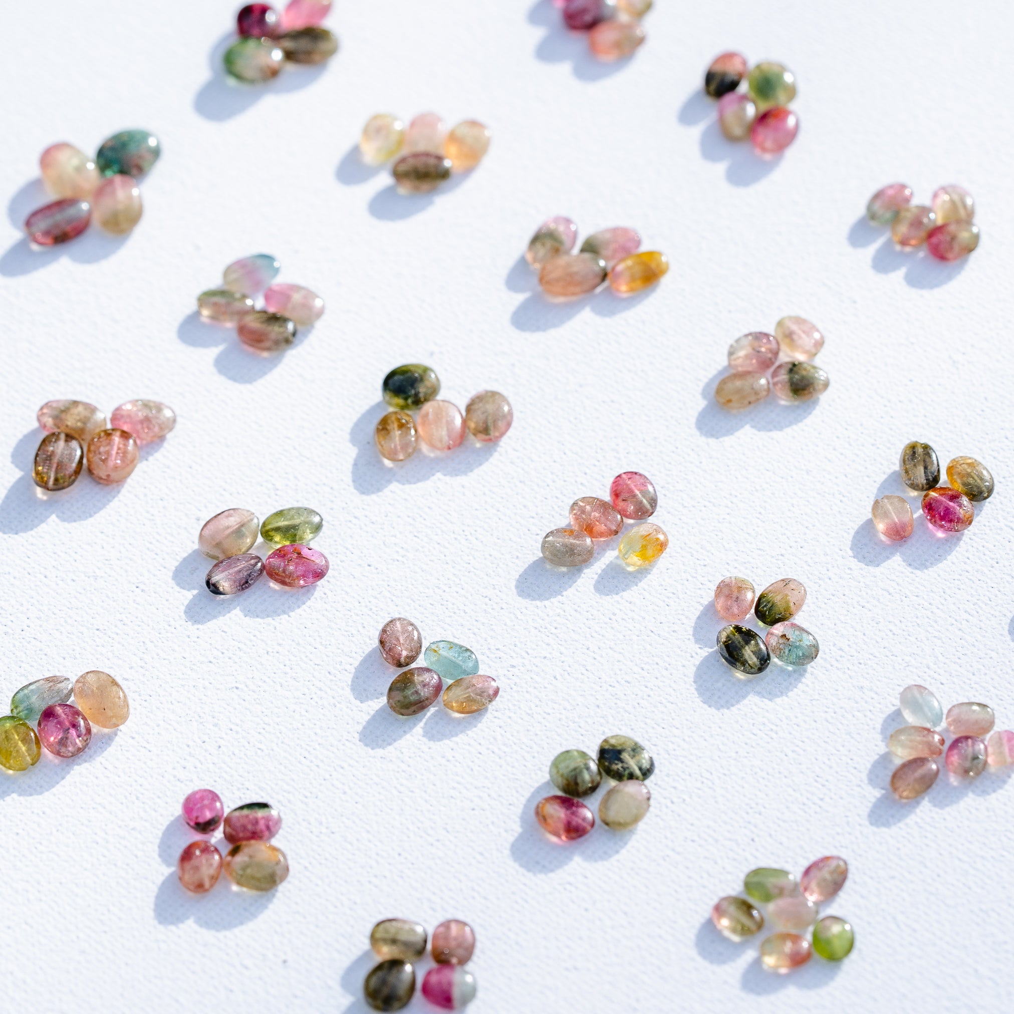 Perles ovales lisses de Tourmaline multicolore  🌈 de 5 à 10 mm ( en petits lots de 2/4/6 perles )