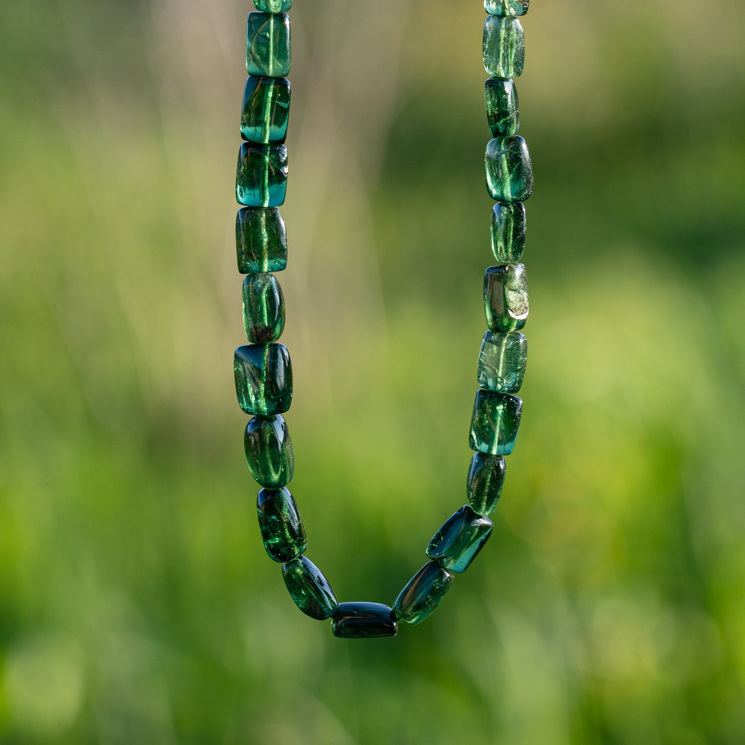 Perles rectangles lisses en Apatite verte 💚 de env 7,5 à 9 mm ( lot de 2 perles )