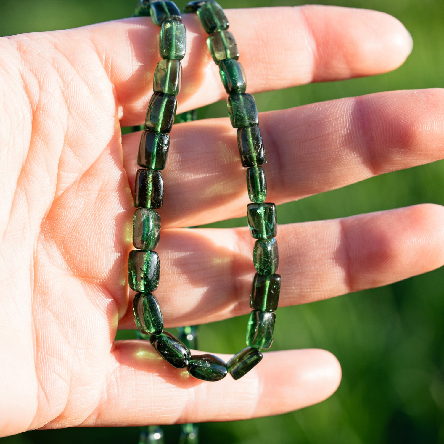 Perles rectangles lisses en Apatite verte 💚 de env 7,5 à 9 mm ( lot de 2 perles )