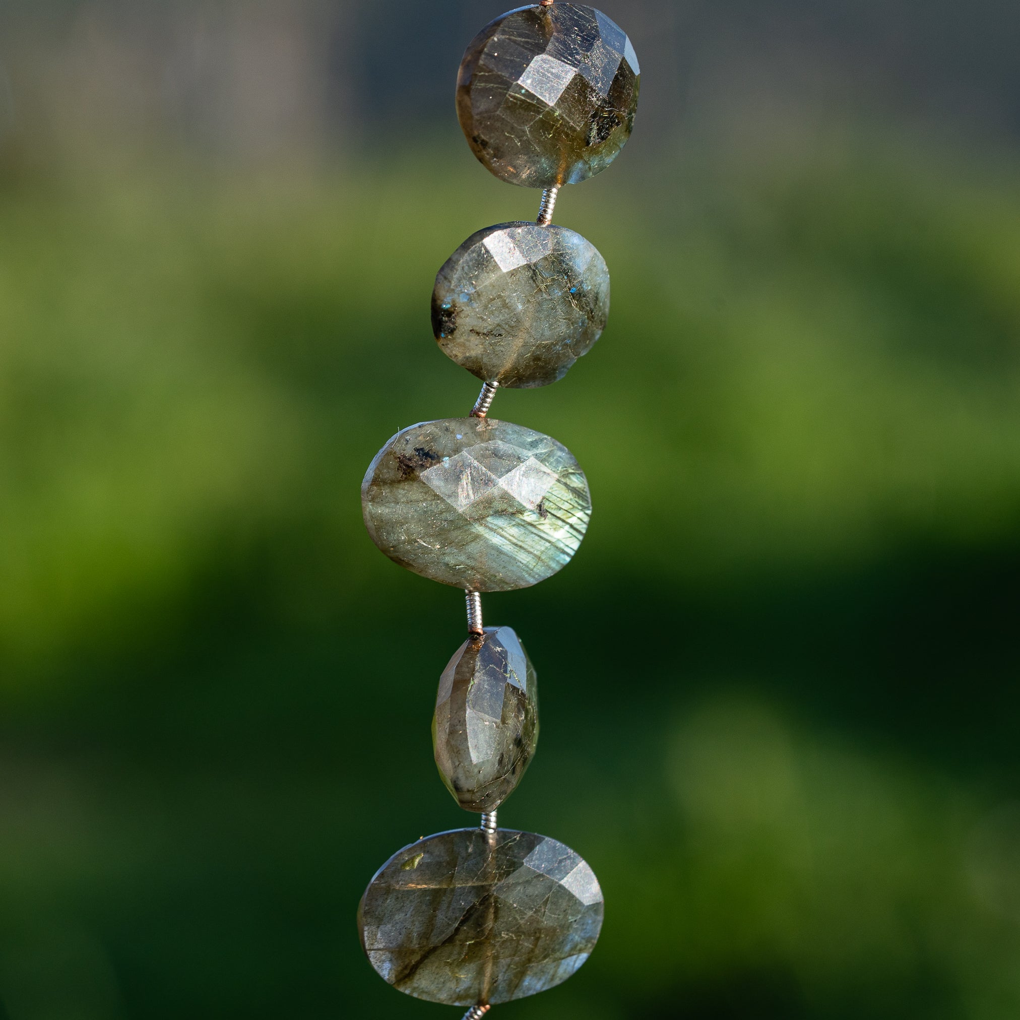 Perles ovales facettes de Labradorite de env 17 à 23 mm ( à l&