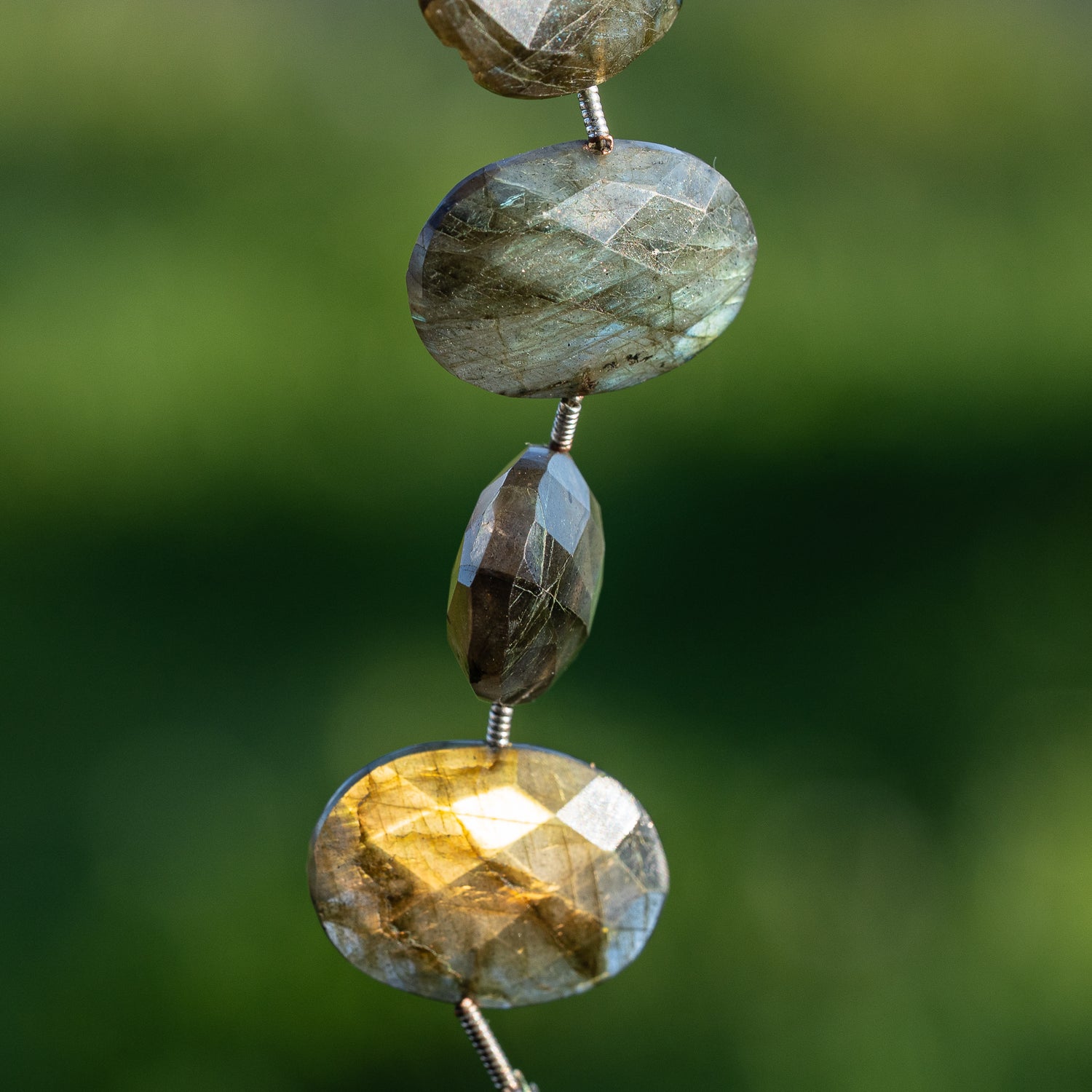 Perles ovales facettes de Labradorite de env 17 à 23 mm ( à l&