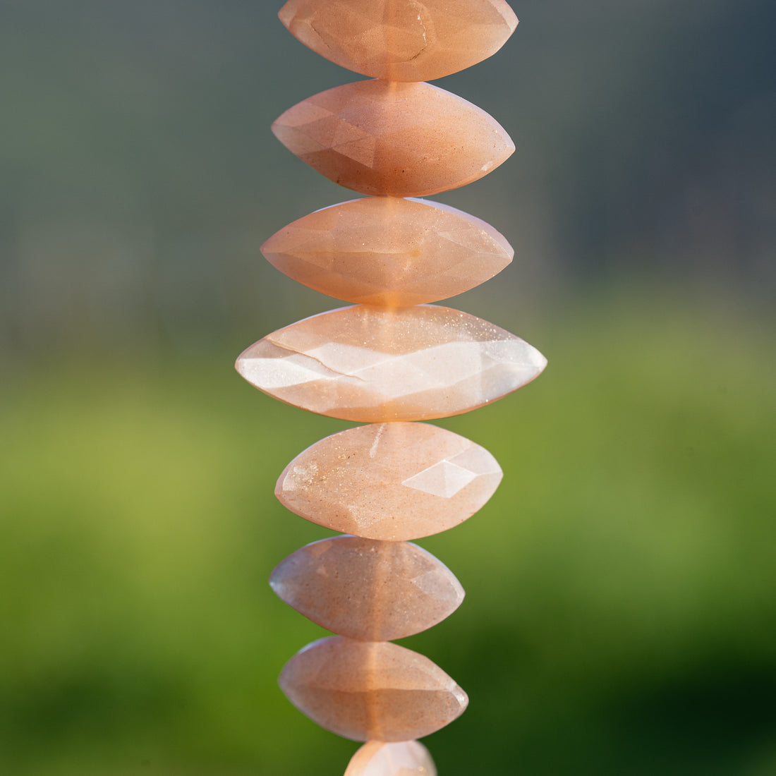 Perles ovoïdes facettes en Pierre de lune rose de env 17 à 30 mm ( à l&