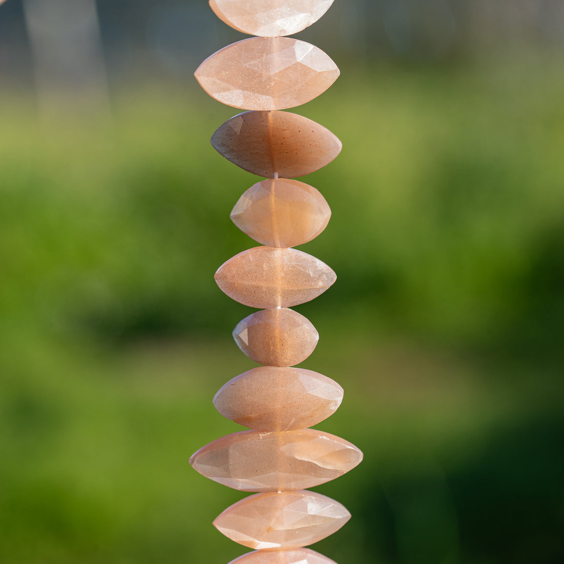 Perles ovoïdes facettes en Pierre de lune rose de env 17 à 30 mm ( à l&