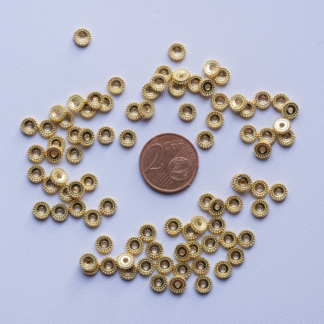 Perles rondelles aplaties striées en laiton plaqué or 18K de 6 x 2,5 mm ( lot de 6 )