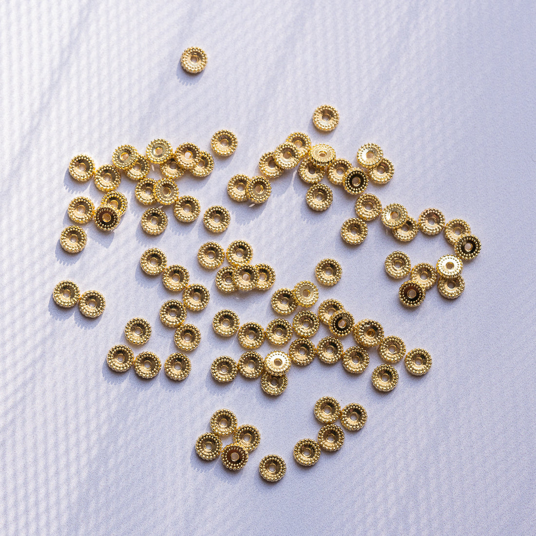 Perles rondelles aplaties striées en laiton plaqué or 18K de 6 x 2,5 mm ( lot de 6 )