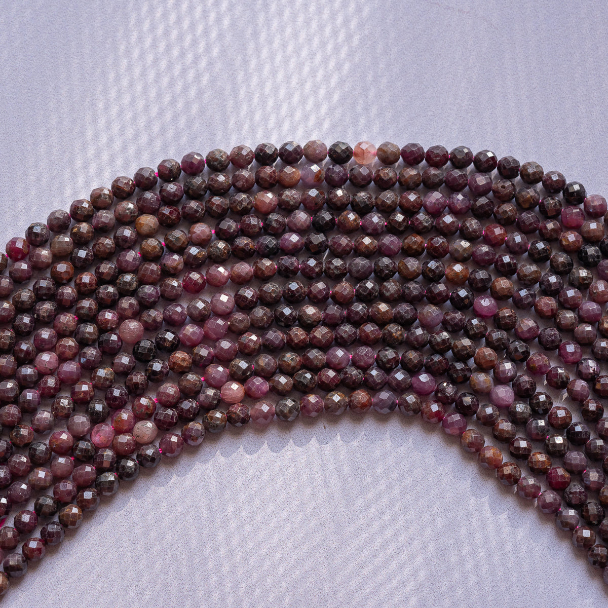 Perles rondes facettes de Corindon de 4 mm ( 1/2 rang de env 48 perles )