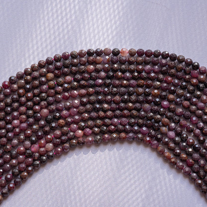 Perles rondes facettes de Corindon de 4 mm ( 1/2 rang de env 48 perles )