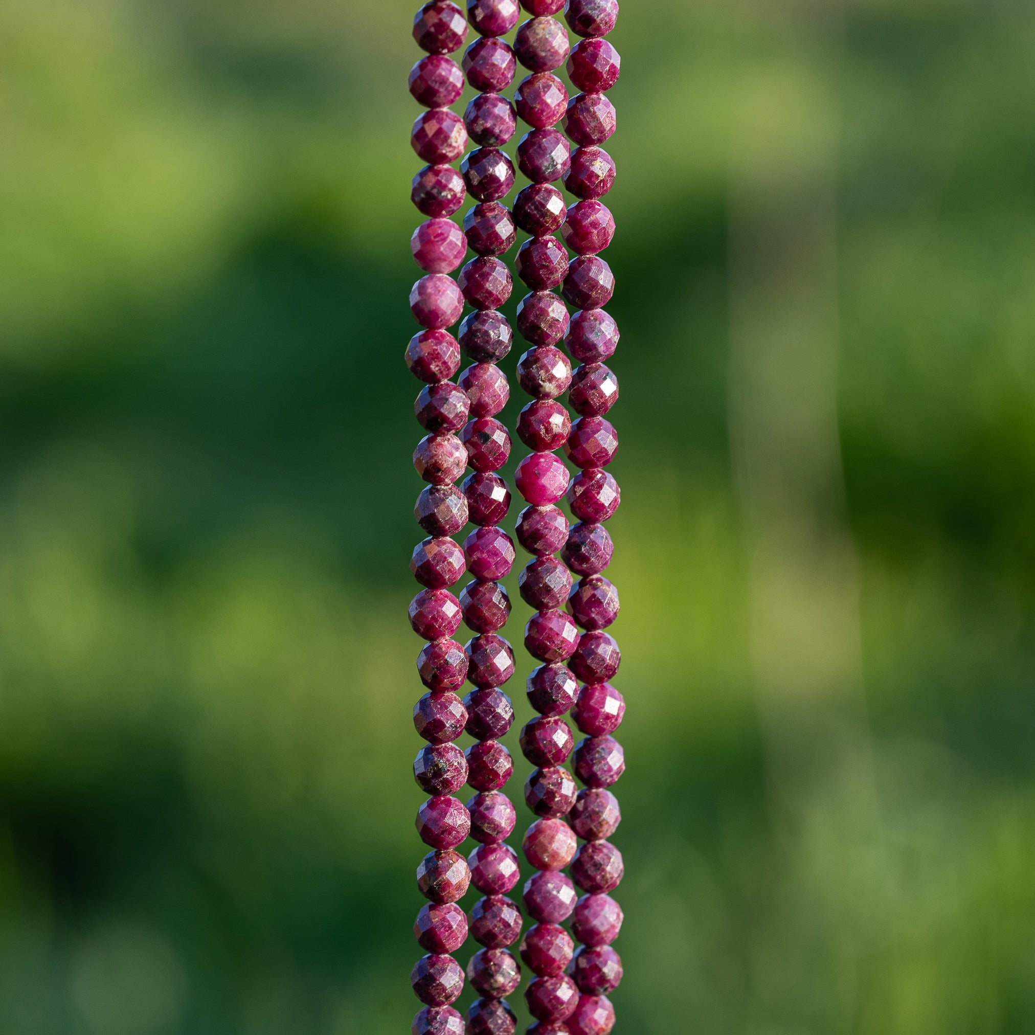 Perles rondes facettes de Rubis de 5 mm ( rang ou 1/2 rang )