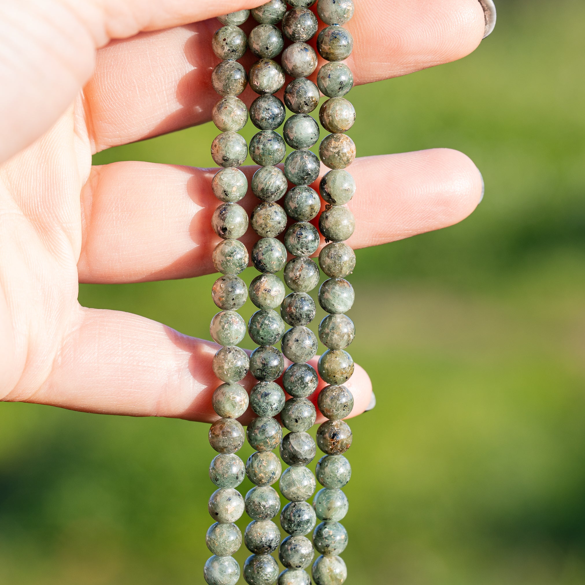 Perles rondes lisses de Cyanite verte de 6 mm ( 1/2 rang de env 32 perles )