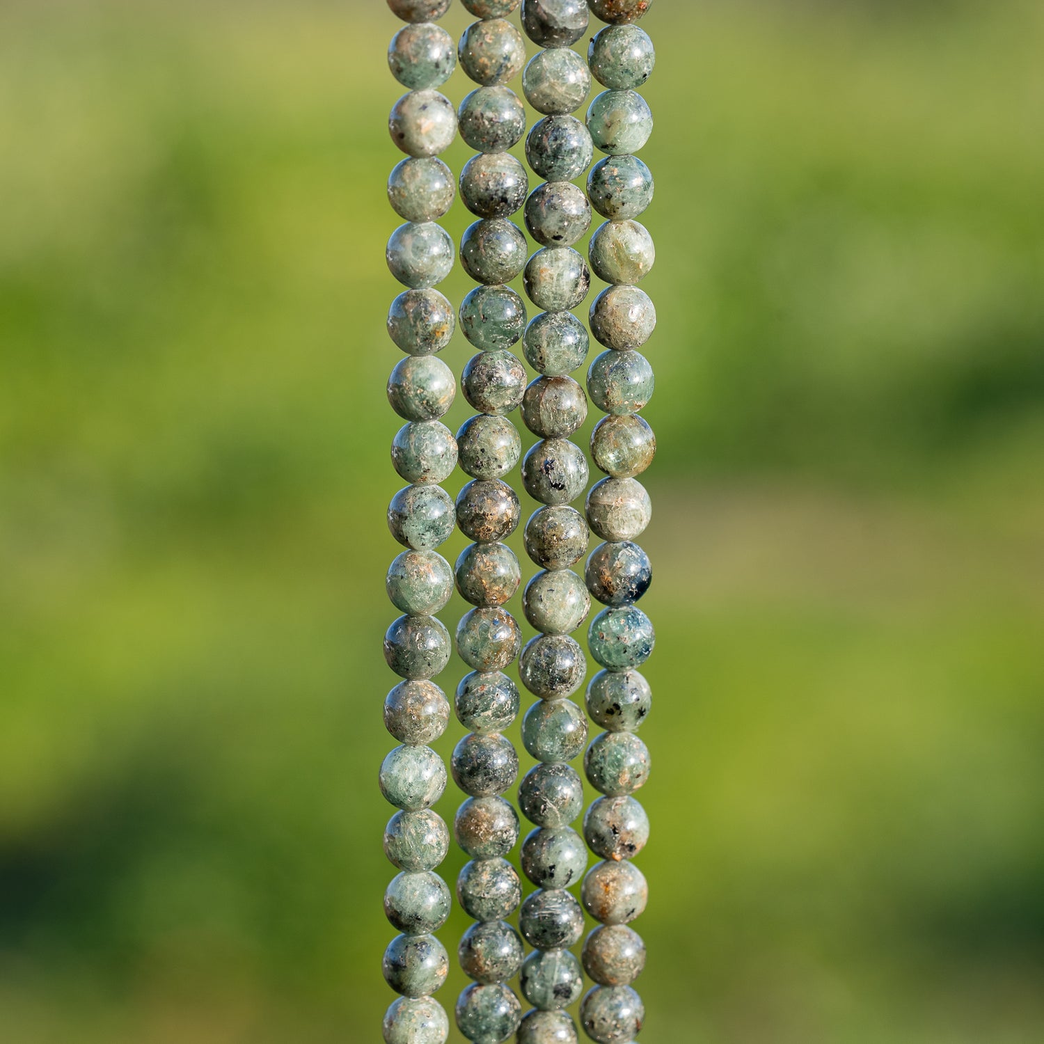 Perles rondes lisses de Cyanite verte de 6 mm ( 1/2 rang de env 32 perles )