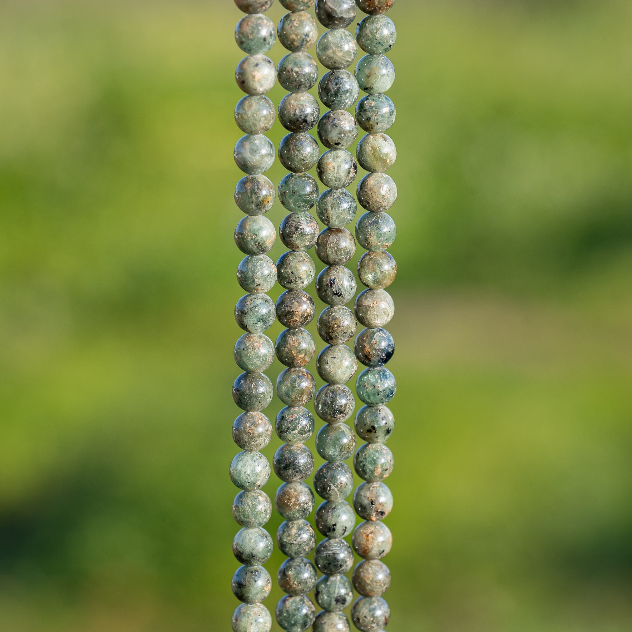 Perles rondes lisses de Cyanite verte de 6 mm ( 1/2 rang de env 32 perles )