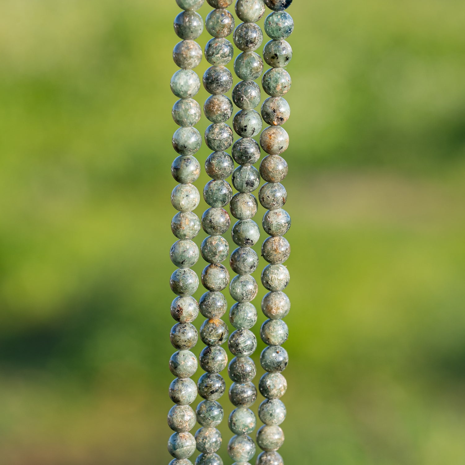 Perles rondes lisses de Cyanite verte de 6 mm ( 1/2 rang de env 32 perles )