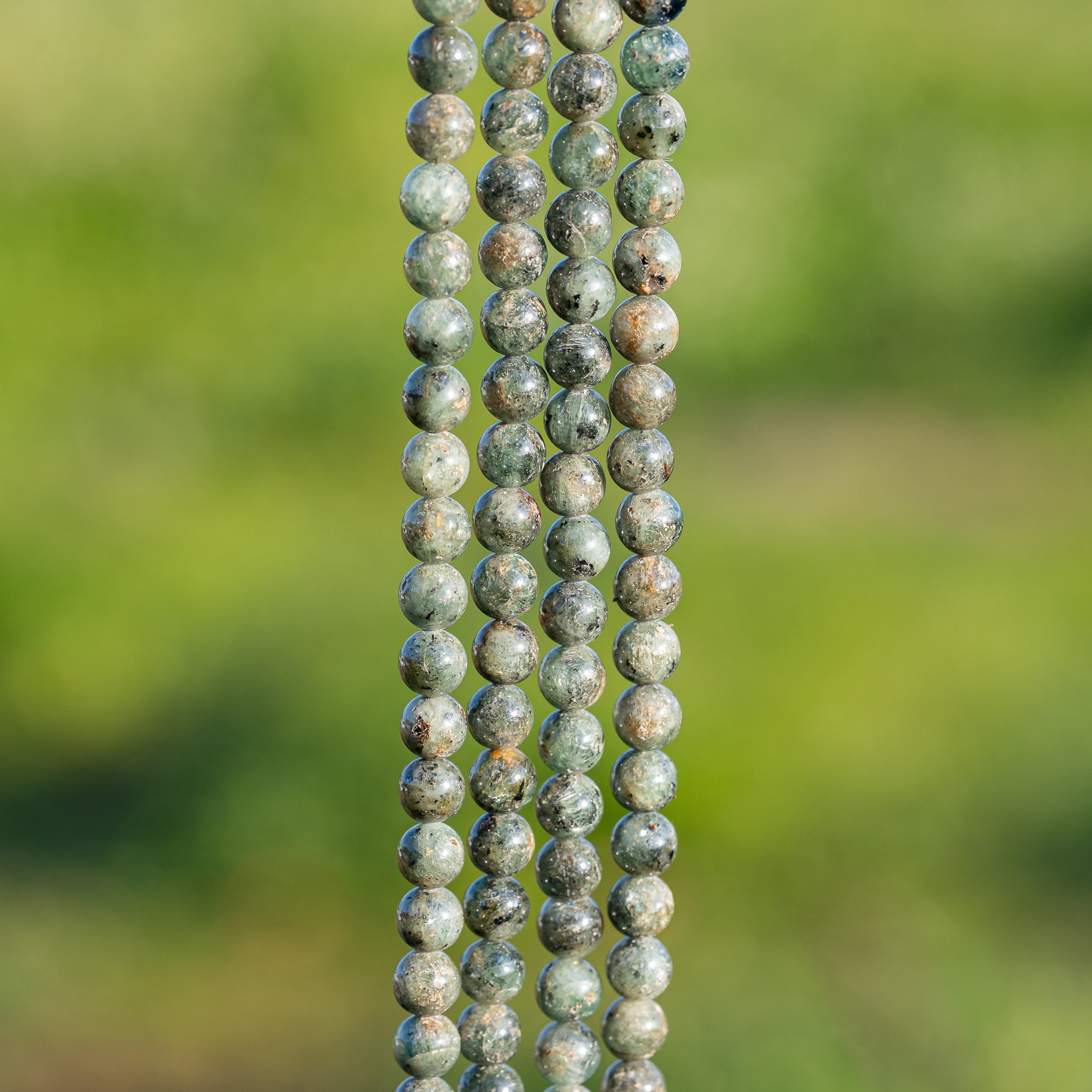 Perles rondes lisses de Cyanite verte de 6 mm ( 1/2 rang de env 32 perles )