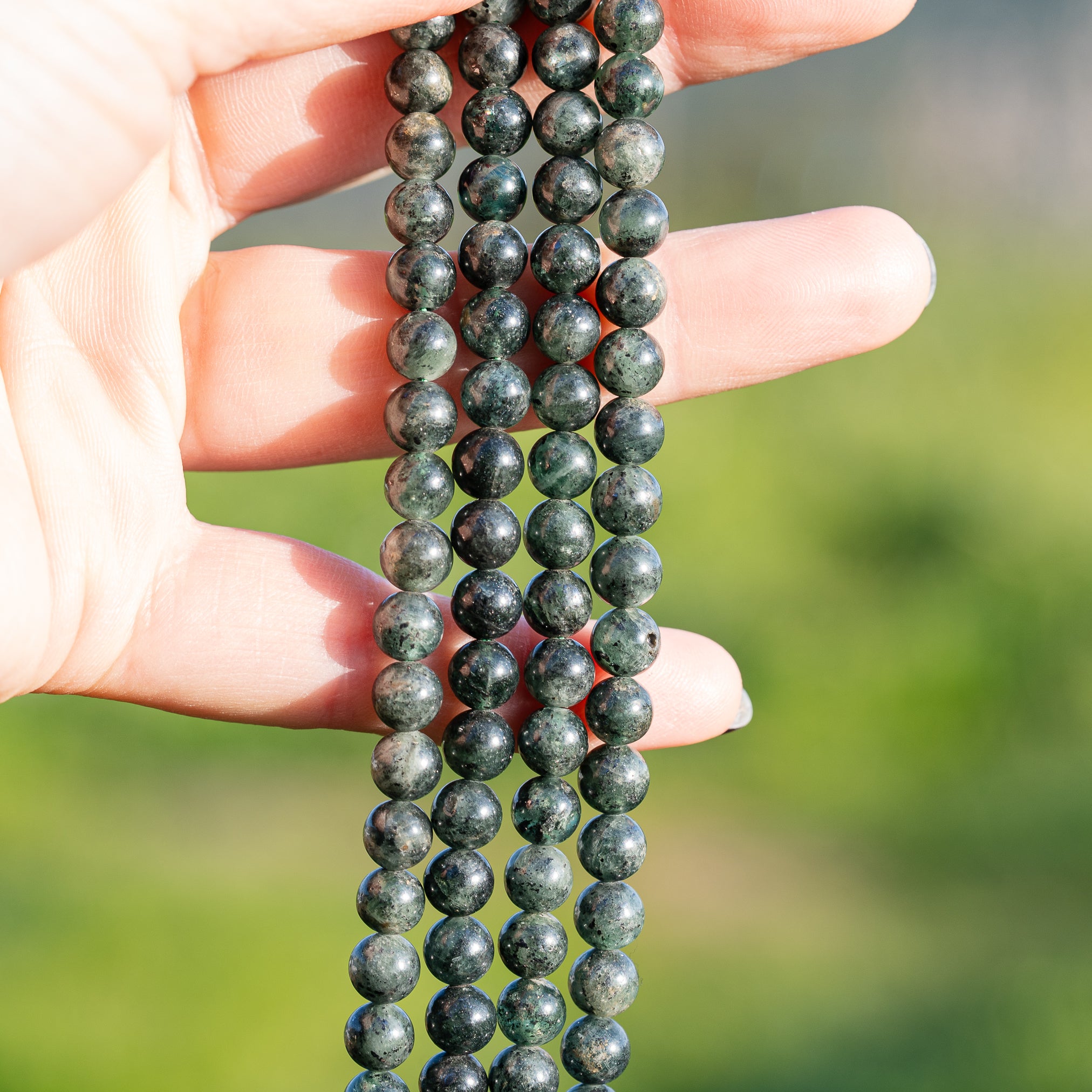 Perles rondes lisses de Cyanite verte foncée de 6,5 mm ( rang de env 62 perles )