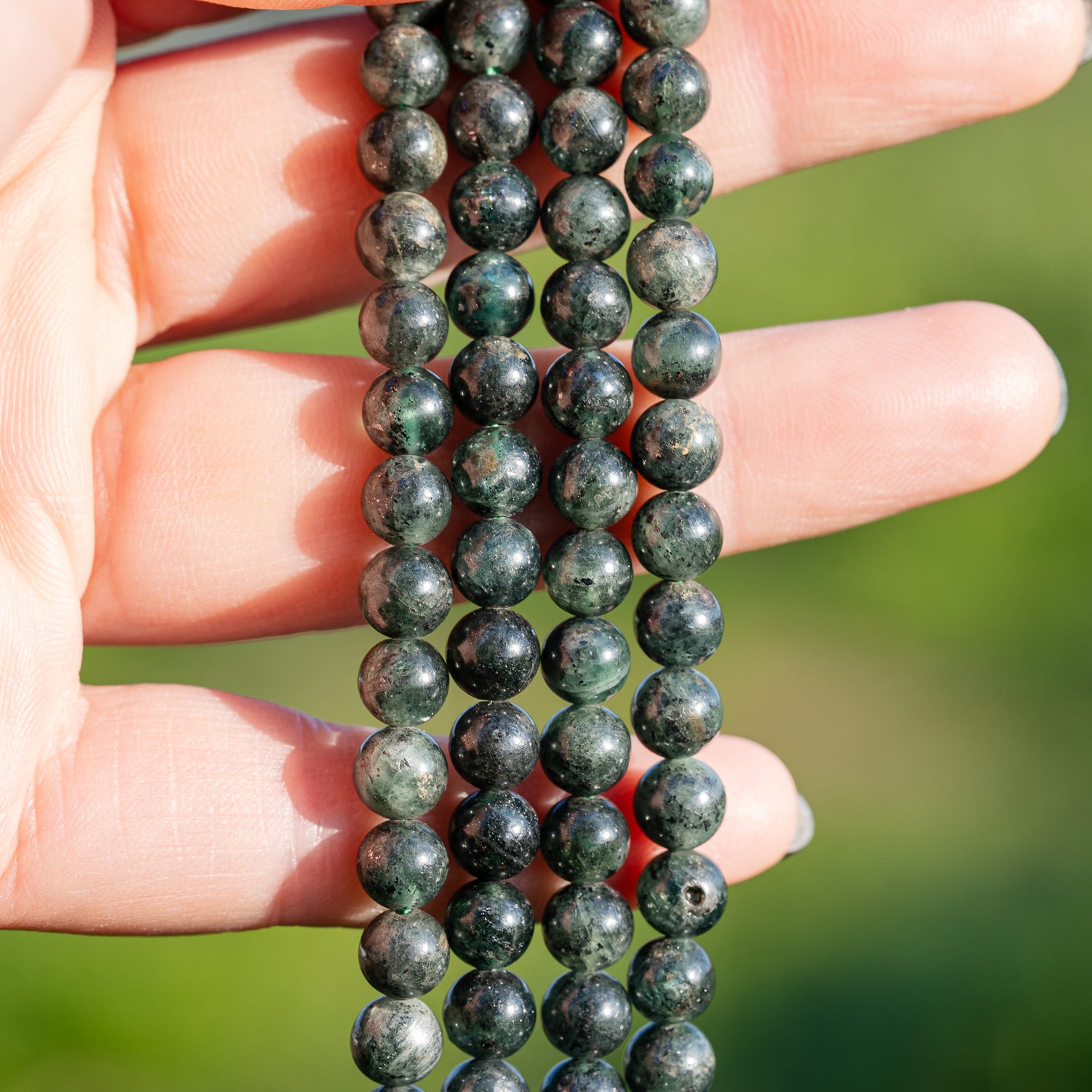 Perles rondes lisses de Cyanite verte foncée de 6,5 mm ( rang de env 62 perles )