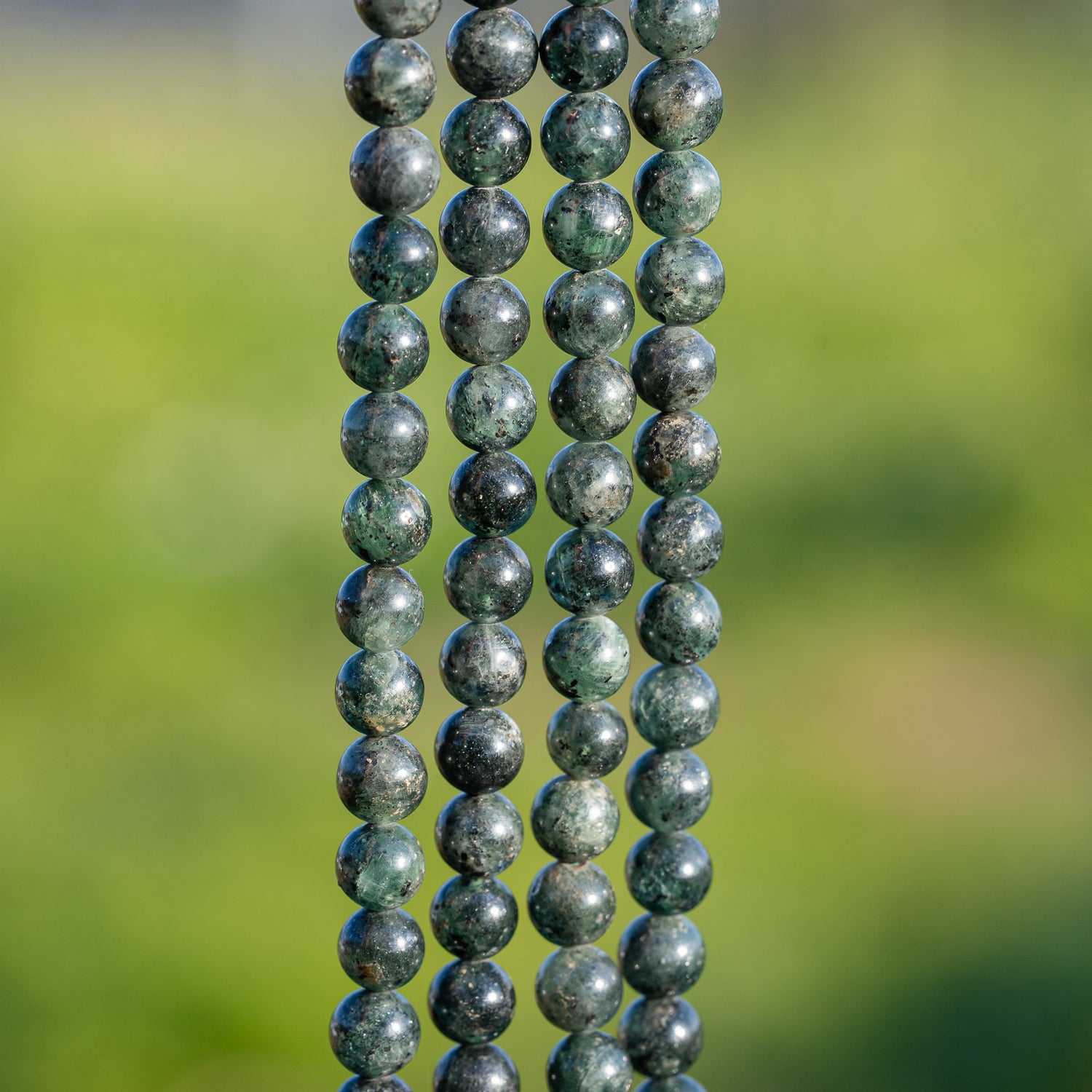 Perles rondes lisses de Cyanite verte foncée de 6,5 mm ( rang de env 62 perles )