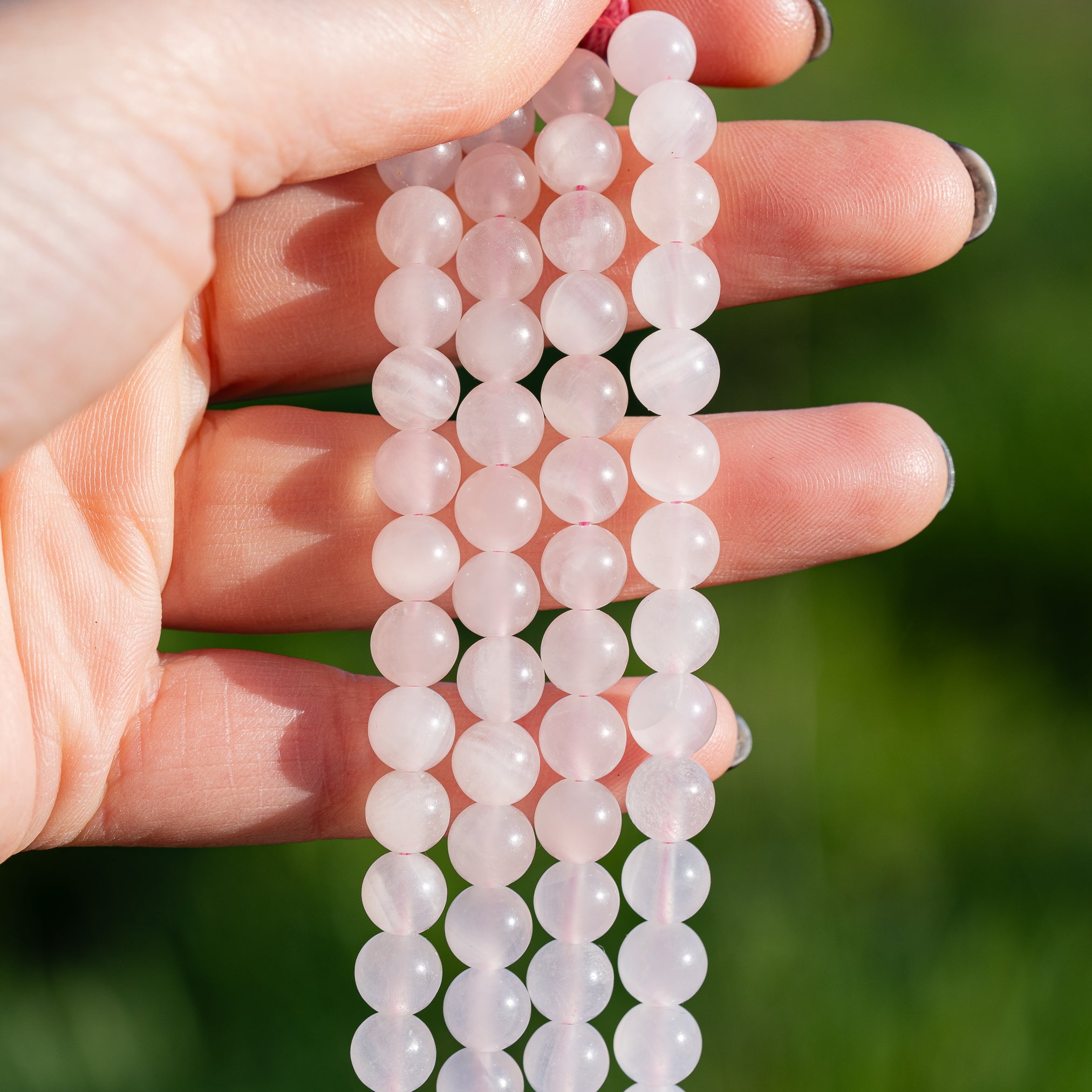 Perles rondes lisses de Calcite rose de 7,8 mm ( 1/2 rang de env 26 perles )