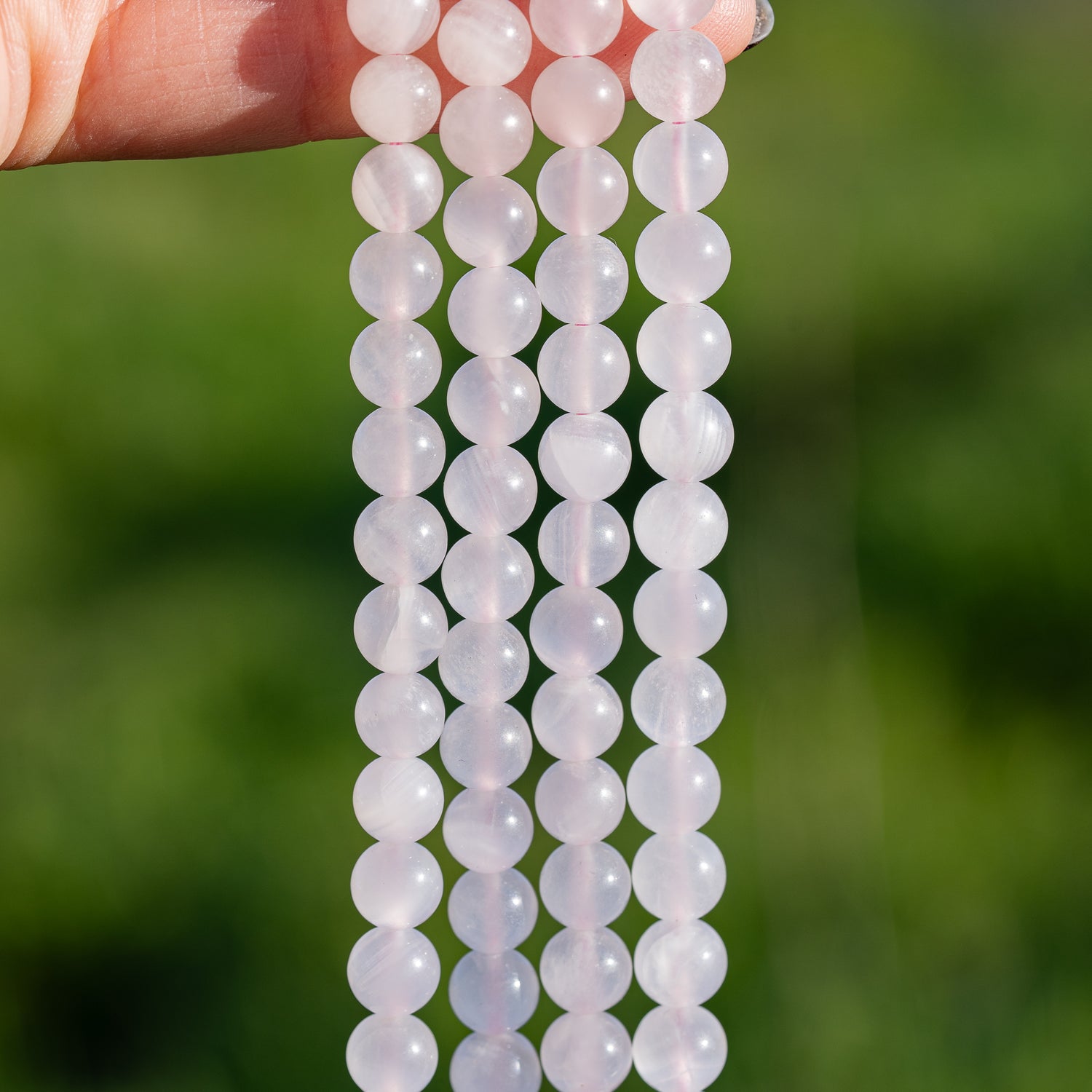Perles rondes lisses de Calcite rose de 7,8 mm ( 1/2 rang de env 26 perles )