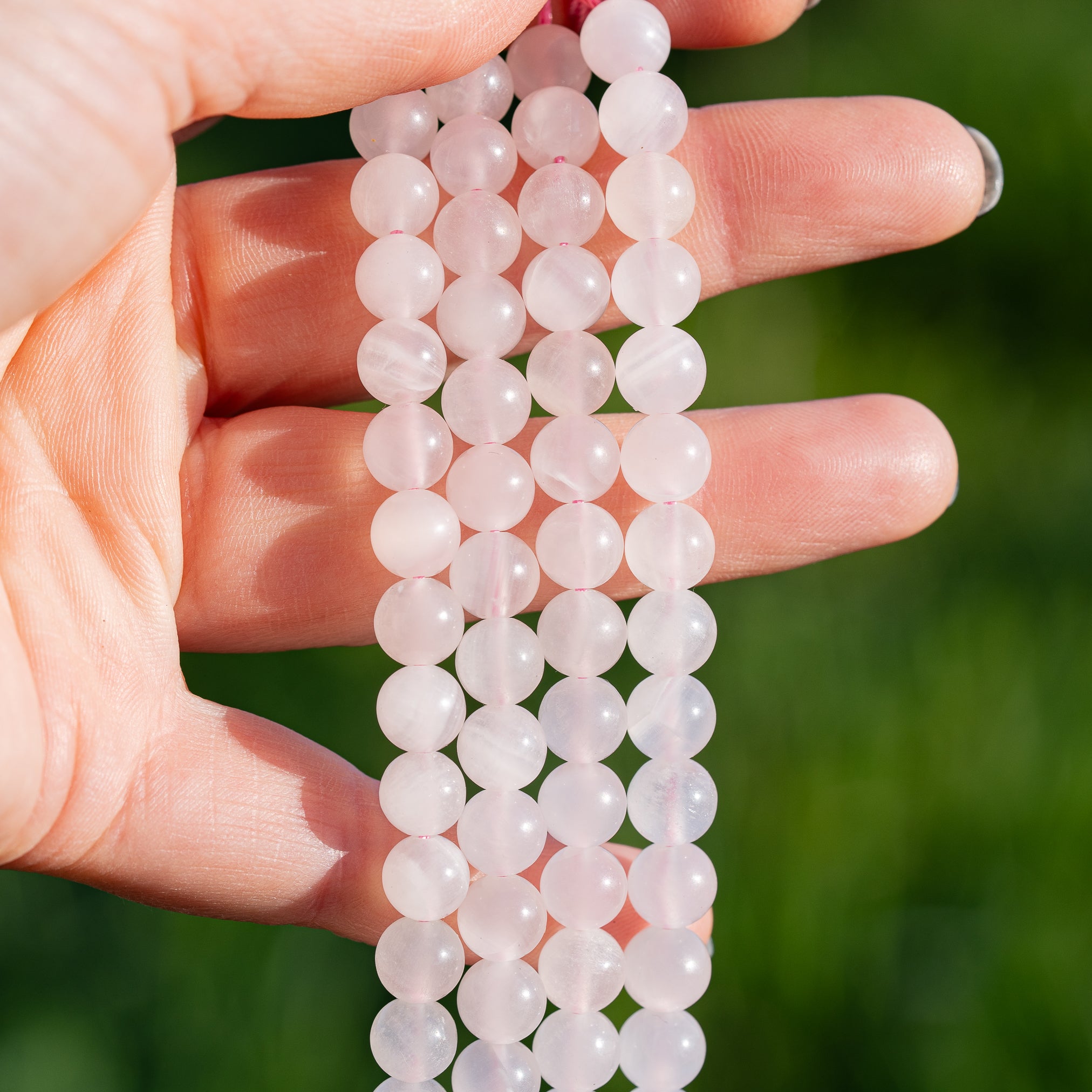 Perles rondes lisses de Calcite rose de 7,8 mm ( 1/2 rang de env 26 perles )