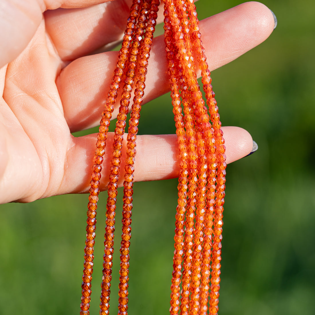 Perles rondelles facettes de zirconium cuivré ou orange vif de 3 x 2 mm ( 1/2 rang de env 80 perles )