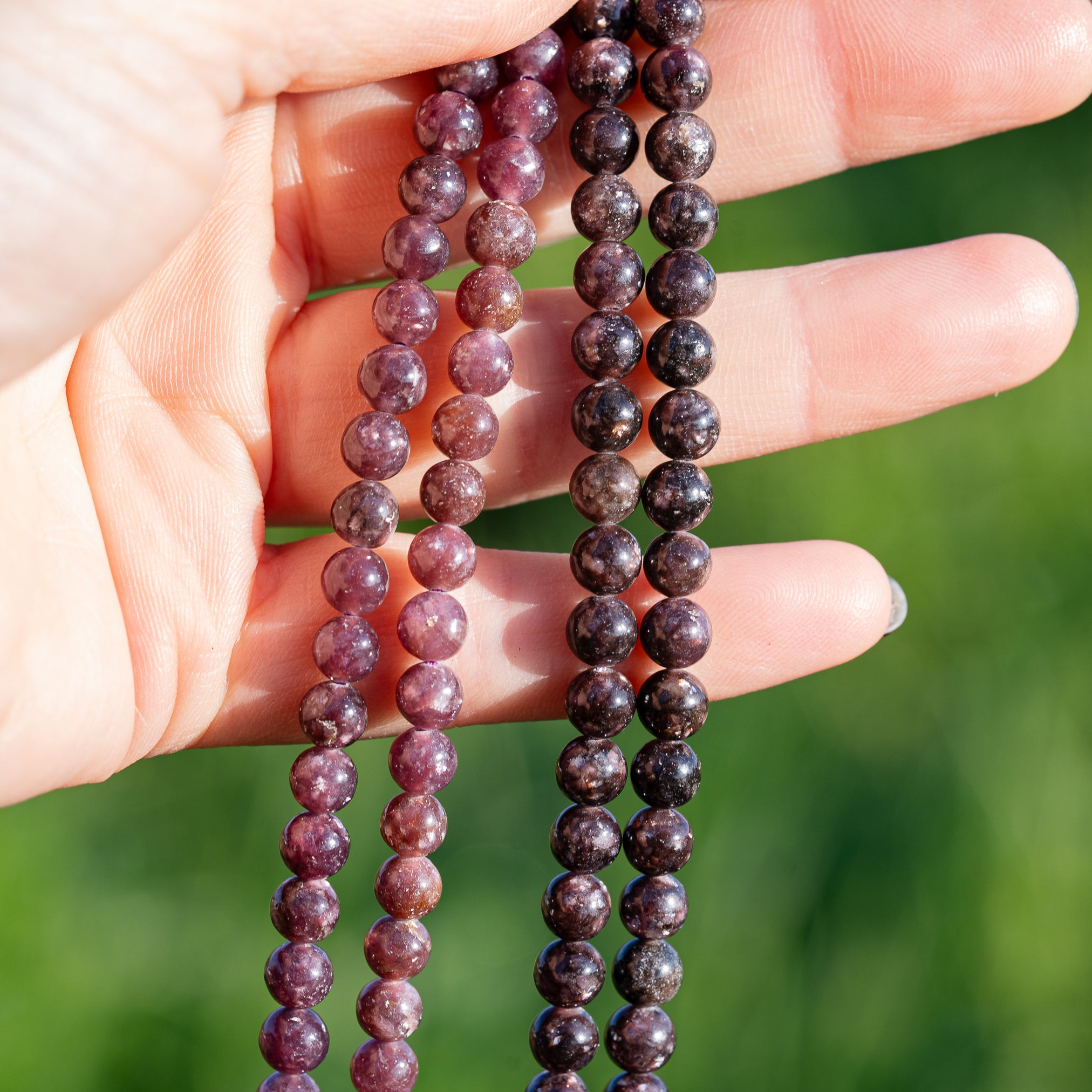 Perles rondes lisses de Lépidolite violette foncée grade a de 6 mm ( par 1/2 rang )
