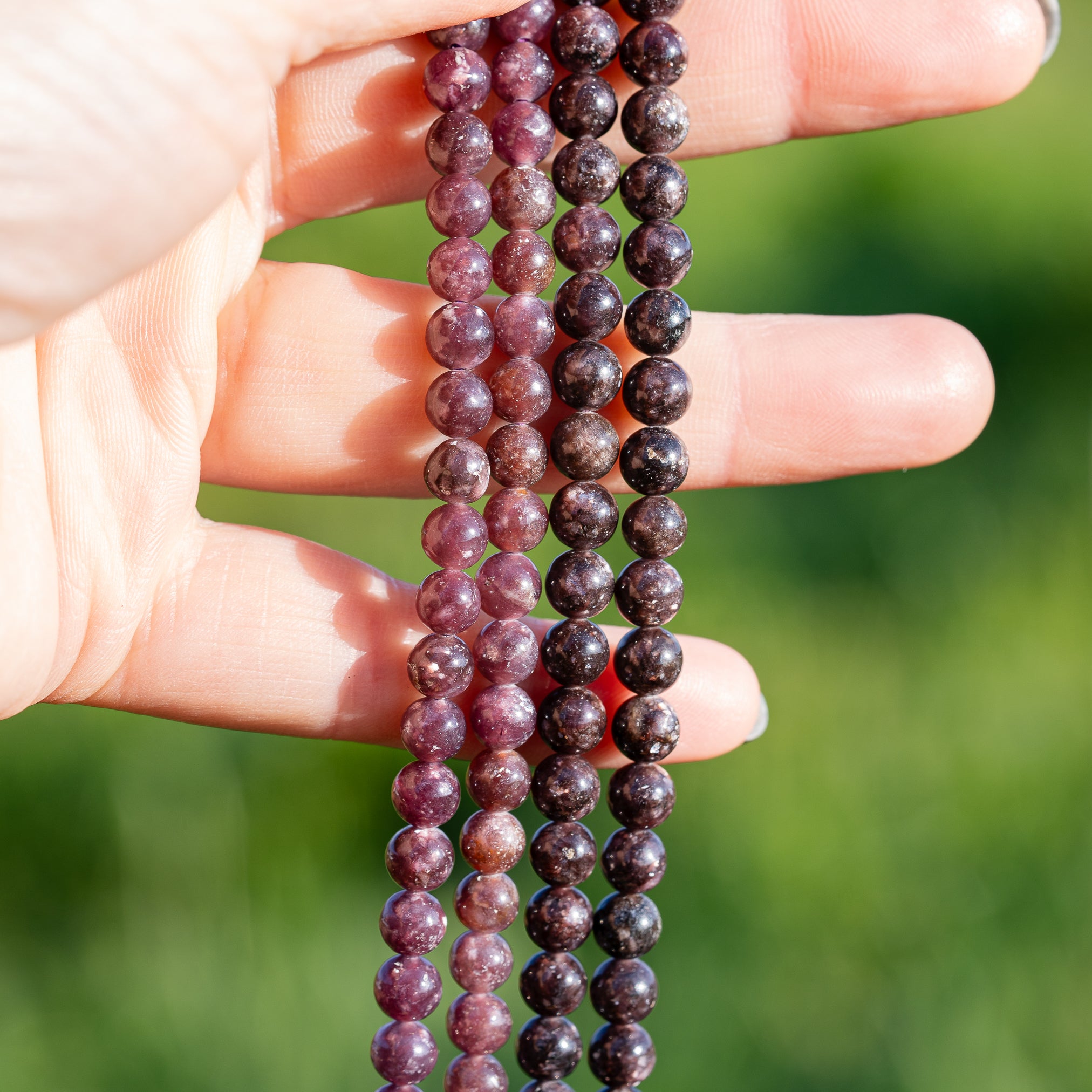Perles rondes lisses de Lépidolite violette foncée grade a de 6 mm ( par 1/2 rang )
