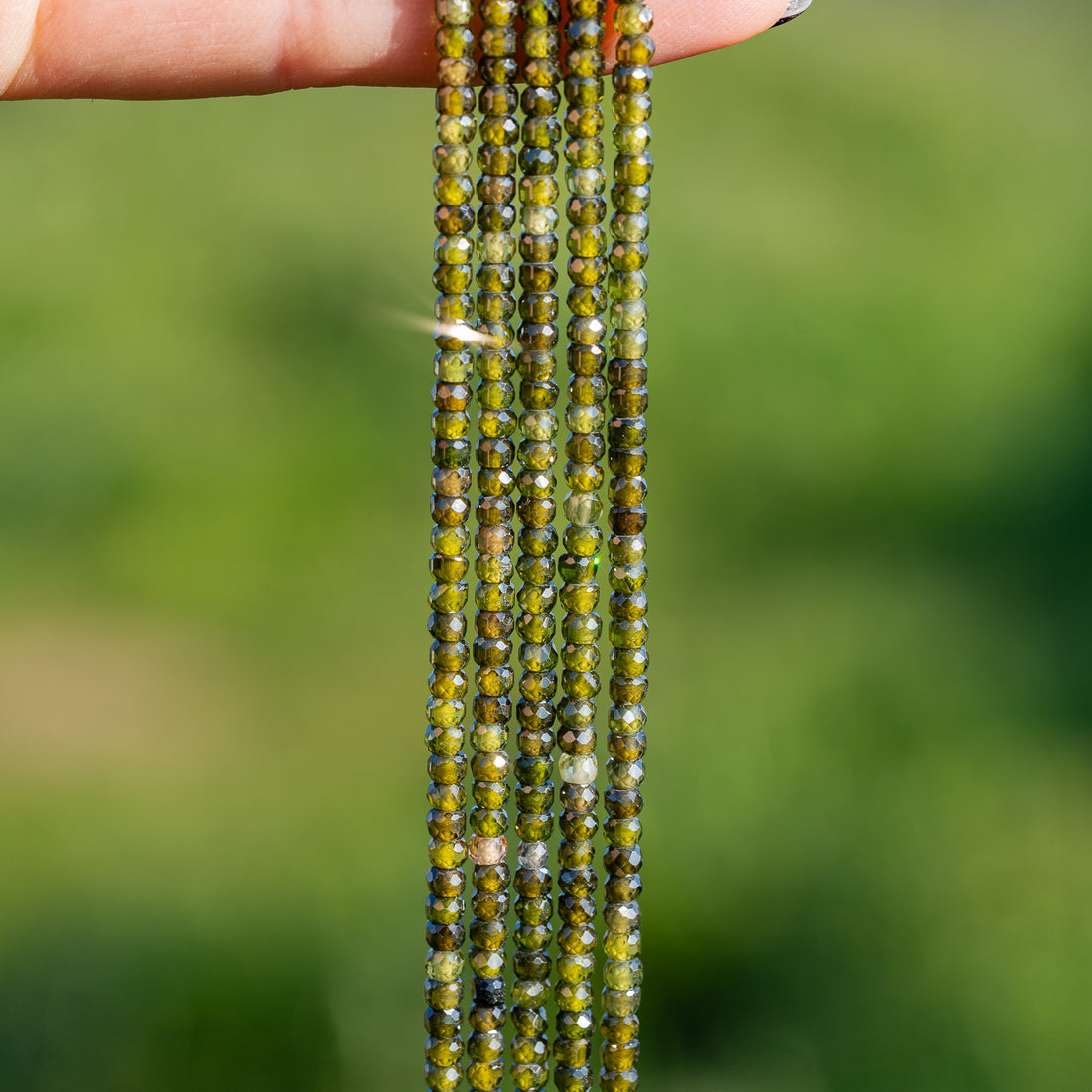 Perles rondelles facettes de zirconium vert forêt de 3 x 2 mm ( 1/2 rang de env 80 perles )