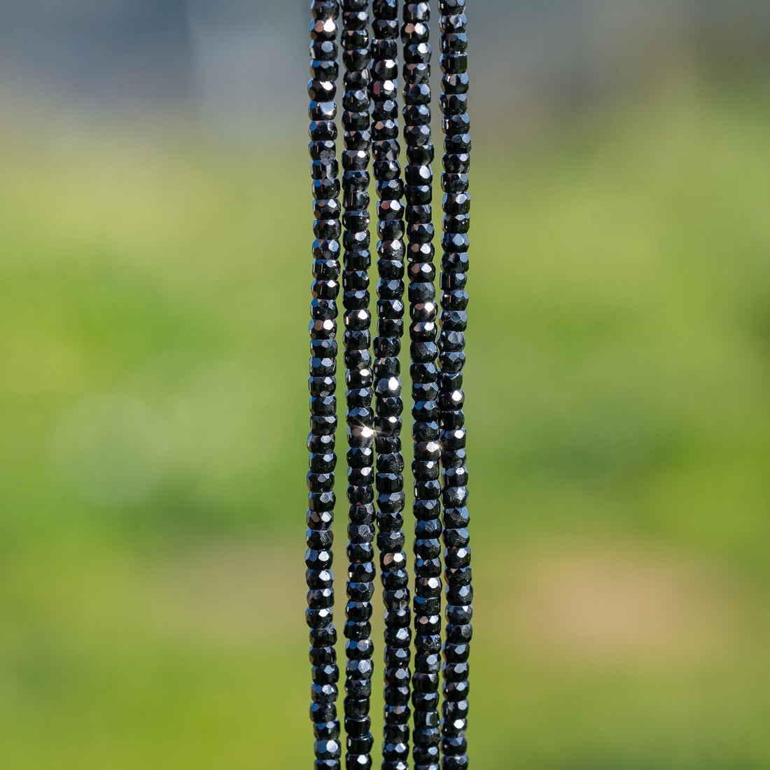 Perles rondelles facettes de zirconium noir de 3 x 2 mm ( 1/2 rang de env 80 perles )