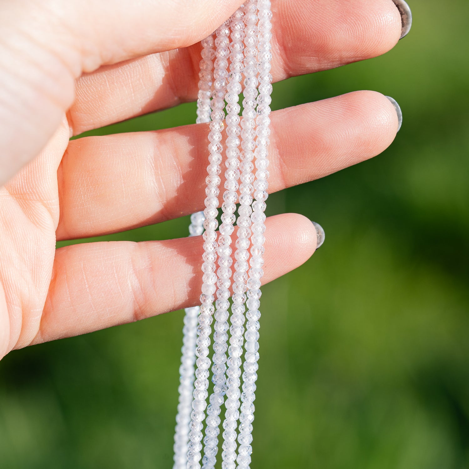 Perles rondelles facettes de zirconium transparent de 3 x 2 mm ( 1/2 rang de env 80 perles )