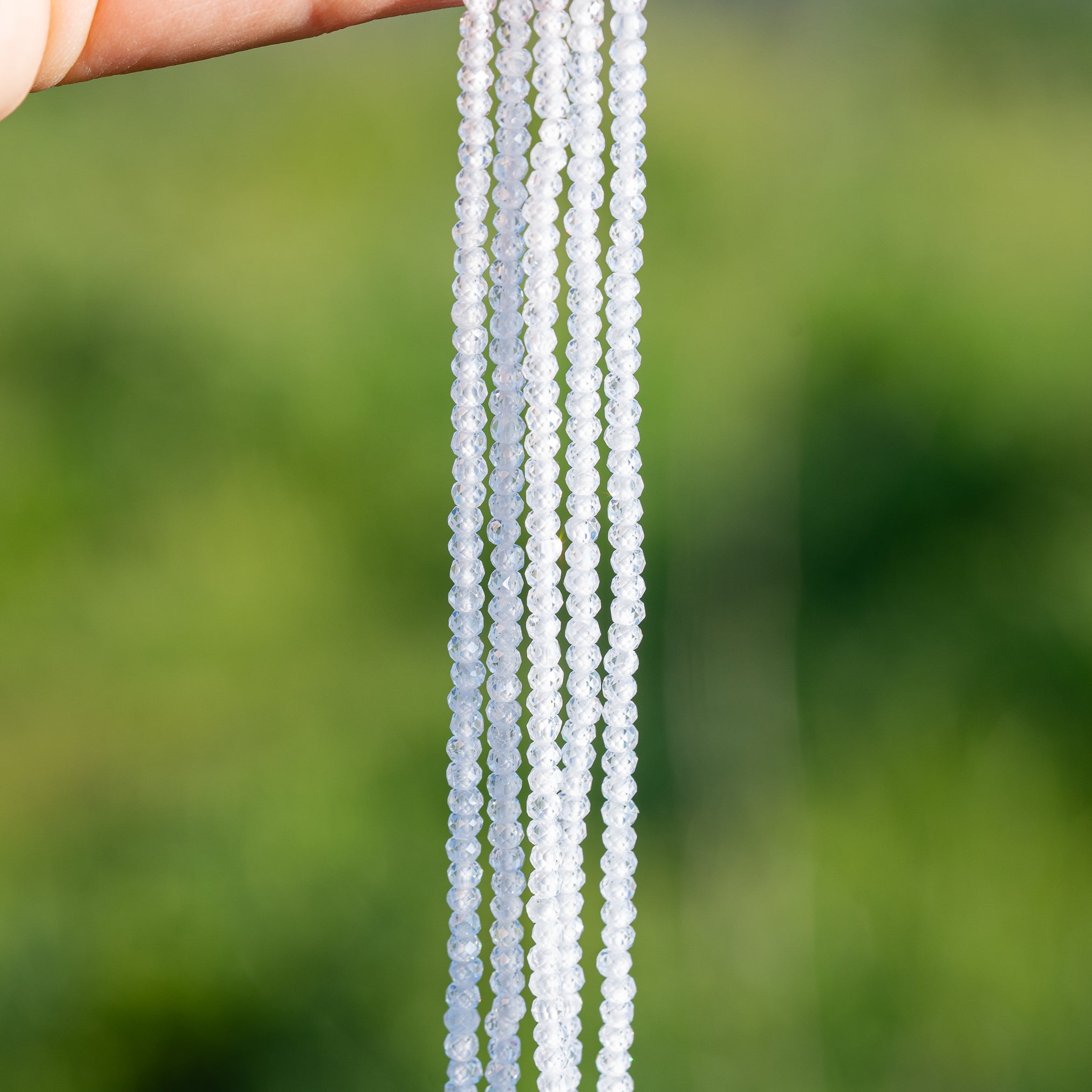 Perles rondelles facettes de zirconium transparent de 3 x 2 mm ( 1/2 rang de env 80 perles )