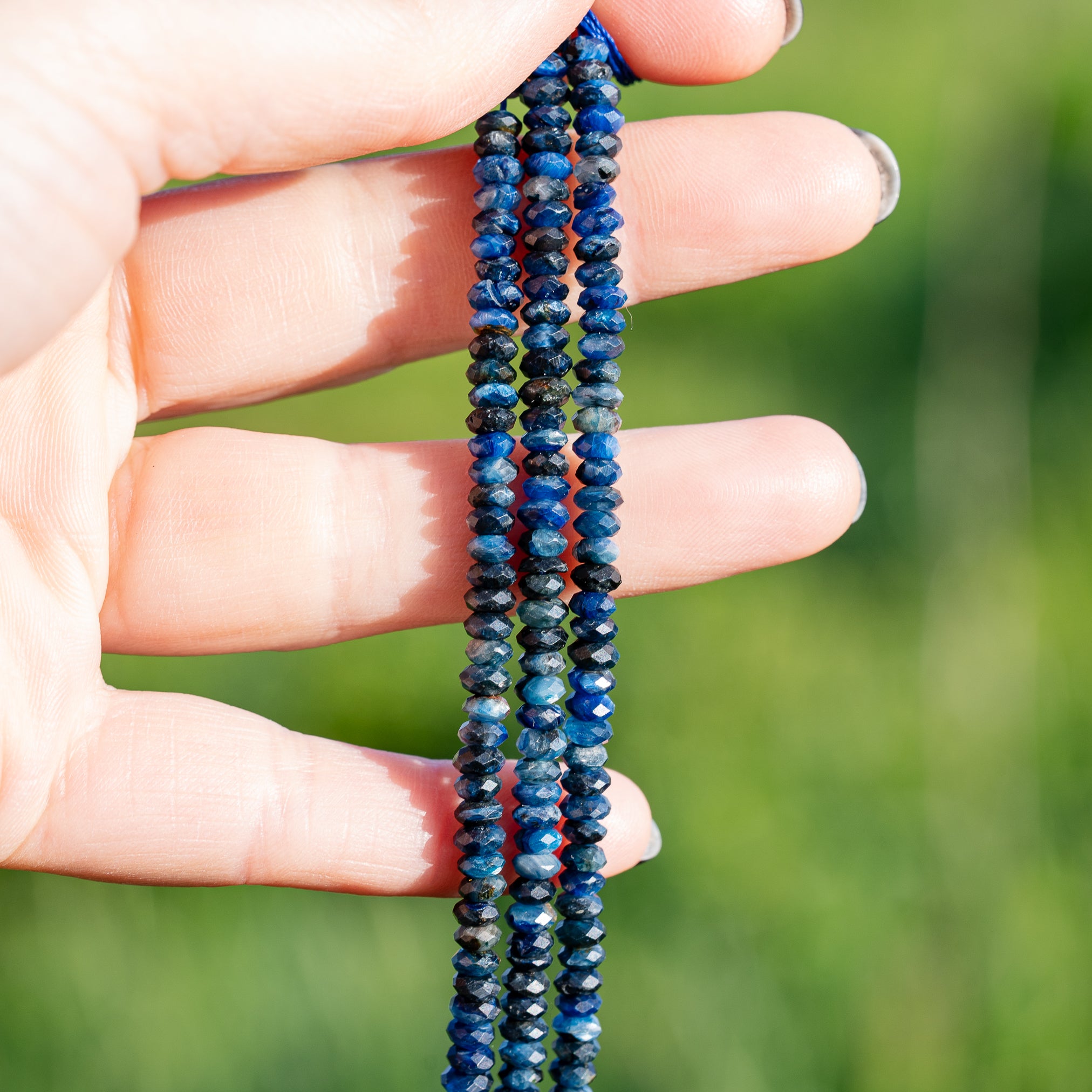 Perles rondelles facettes de Cyanite bleue de 5 x 2,5 mm ( 1/2 rang de env 76 perles )