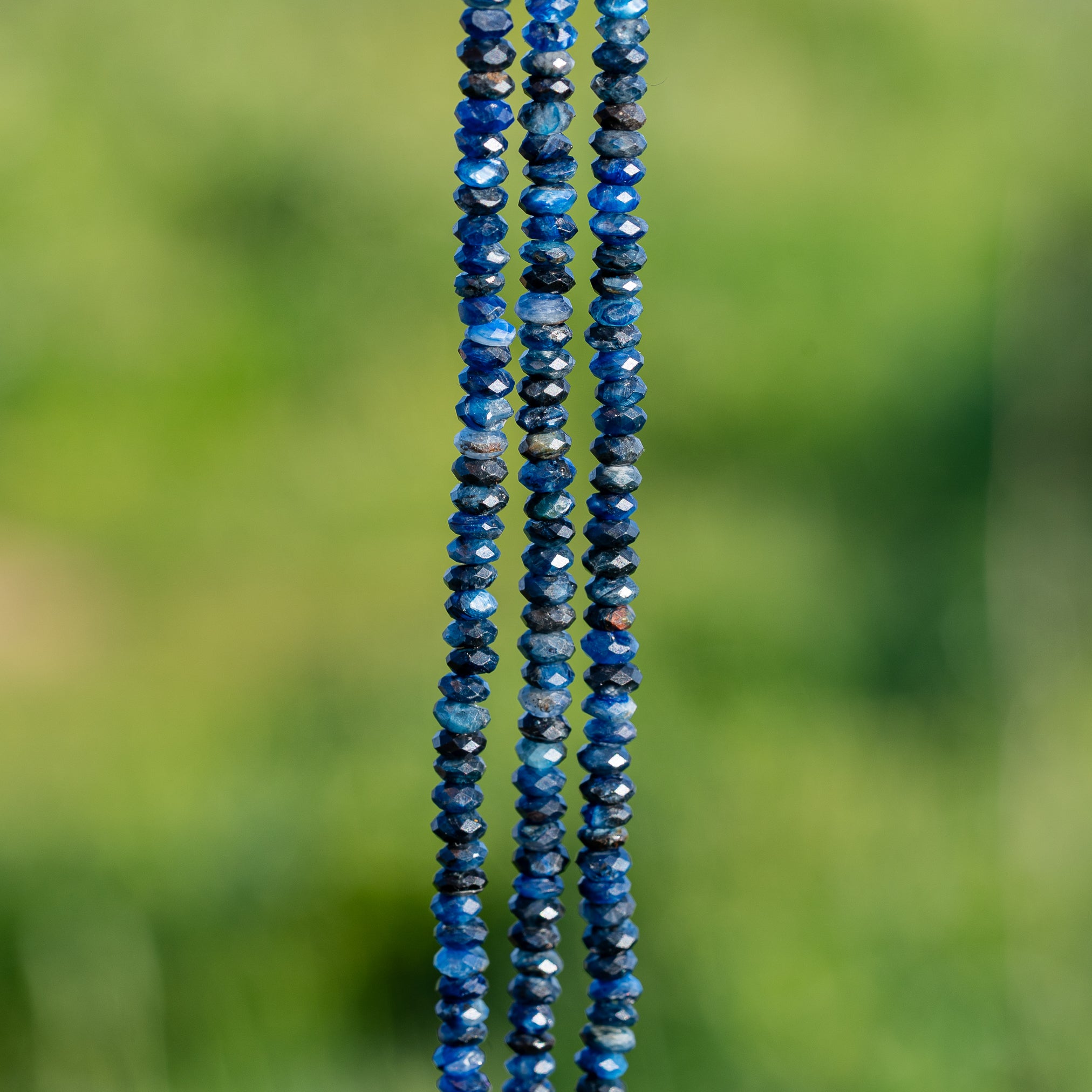 Perles rondelles facettes de Cyanite bleue de 5 x 2,5 mm ( 1/2 rang de env 76 perles )