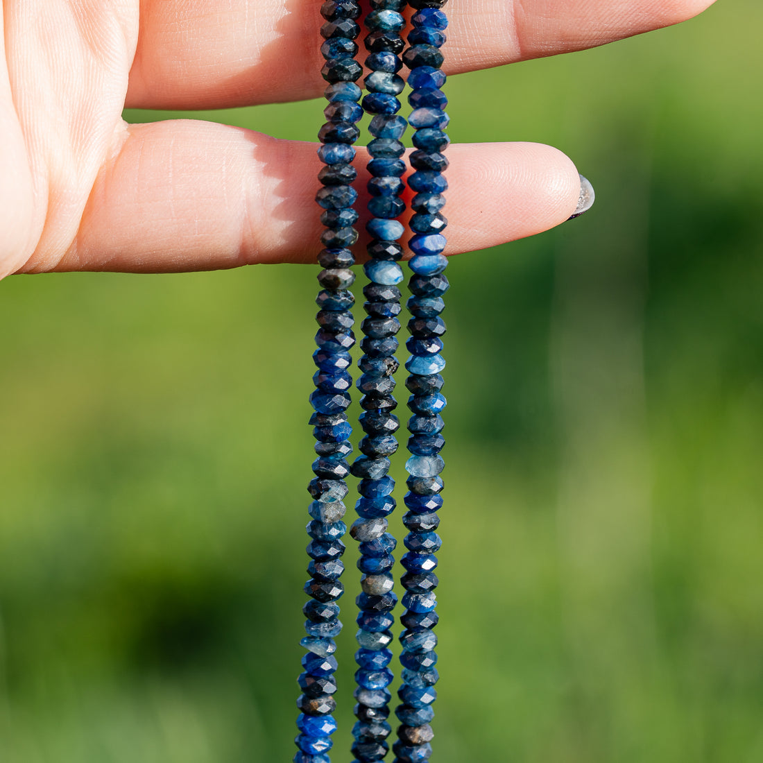 Perles rondelles facettes de Cyanite bleue de 5 x 2,5 mm ( 1/2 rang de env 76 perles )