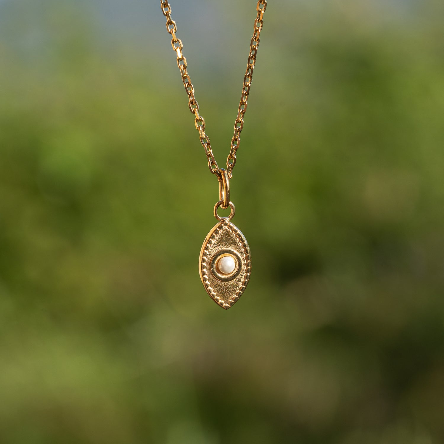 Breloques oeil/navette en nacre et acier inox plaqué or 14k de 19,5 mm ( à l&