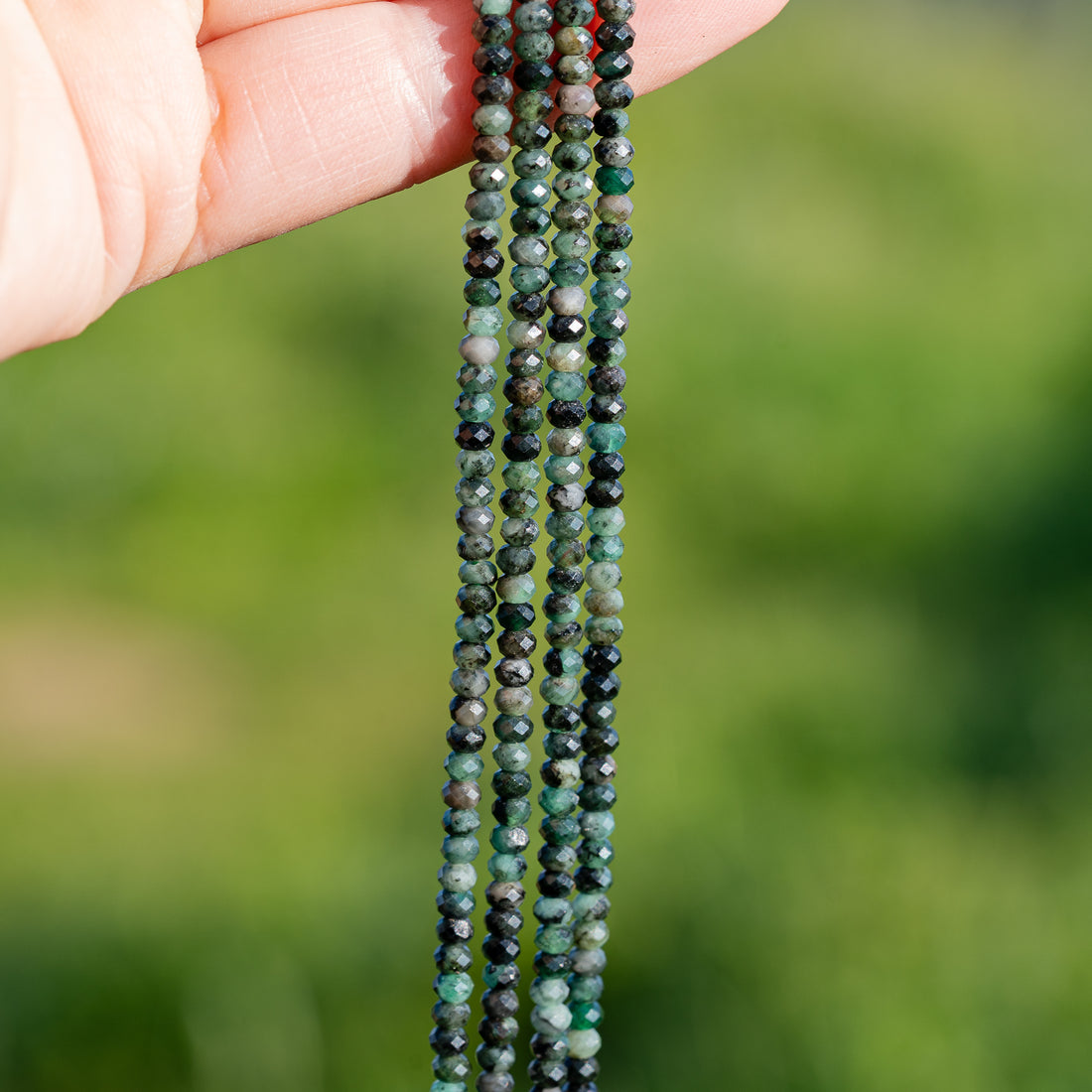 Perles rondelles facettes en Émeraude de 3,5 x 2,2 mm ( 1/2 rang de env 80 perles )